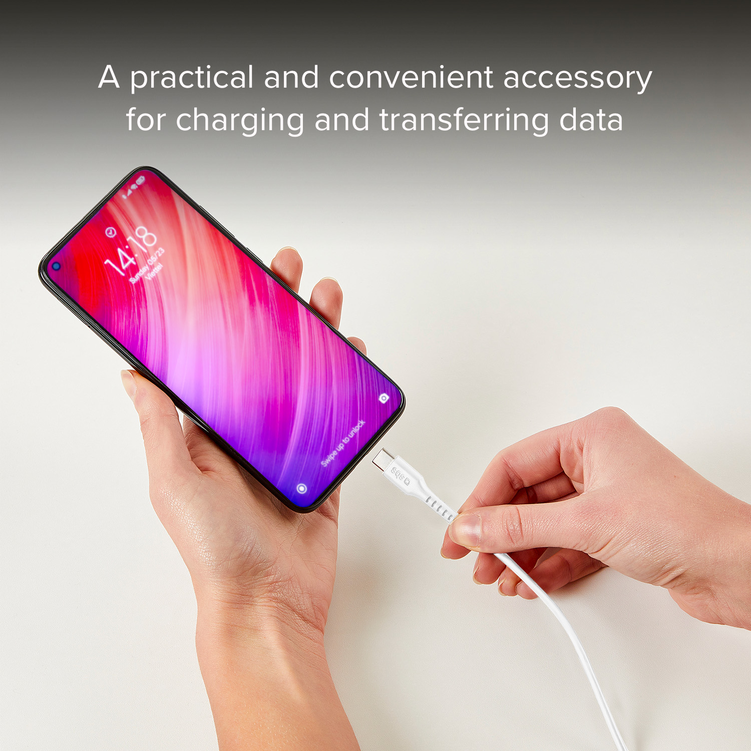 Eine Hand steckt ein weißes USB-C-Kabel in ein Smartphone mit bunter Sperrbildschirm-Anzeige.