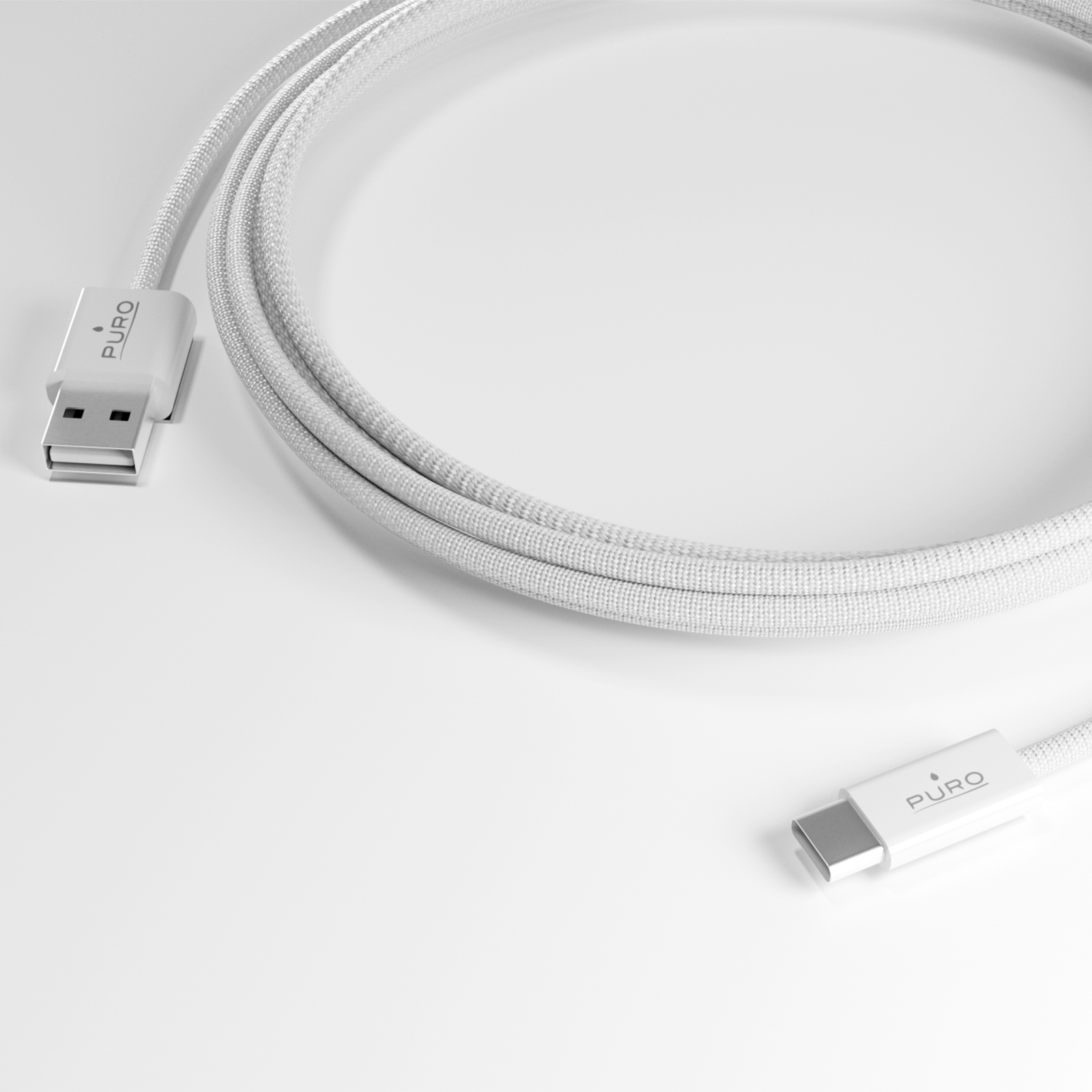 Un cavo USB-A a USB-C bianco rivestito in tessuto su sfondo bianco.
