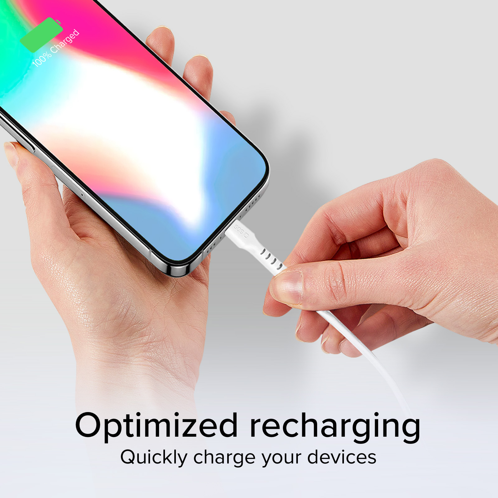 Eine Hand steckt ein weißes Ladekabel in ein voll aufgeladenes Smartphone.