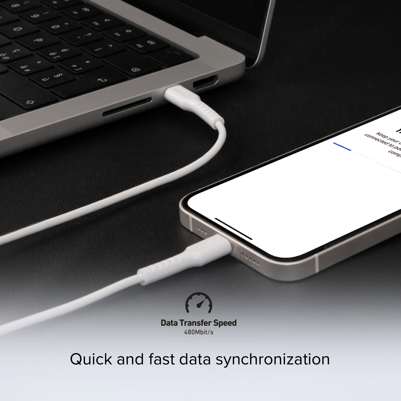 Ein weißes USB-C-Kabel verbindet einen Laptop und ein Smartphone. Die Datenübertragungsrate beträgt 480 Mbit/s.