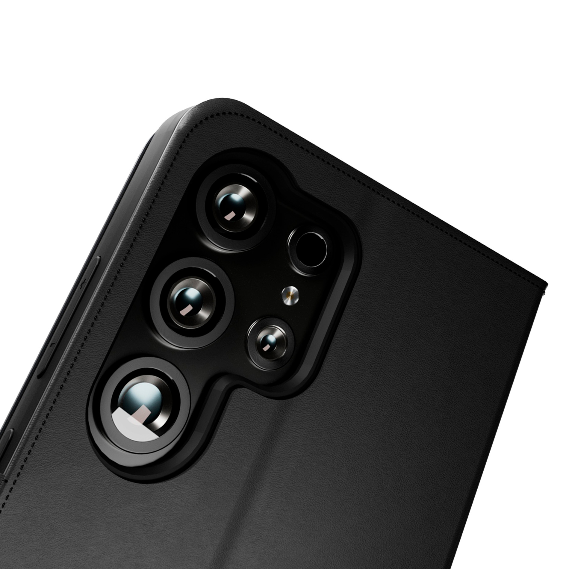 Primo piano del retro di un telefono nero con quattro obiettivi della fotocamera.