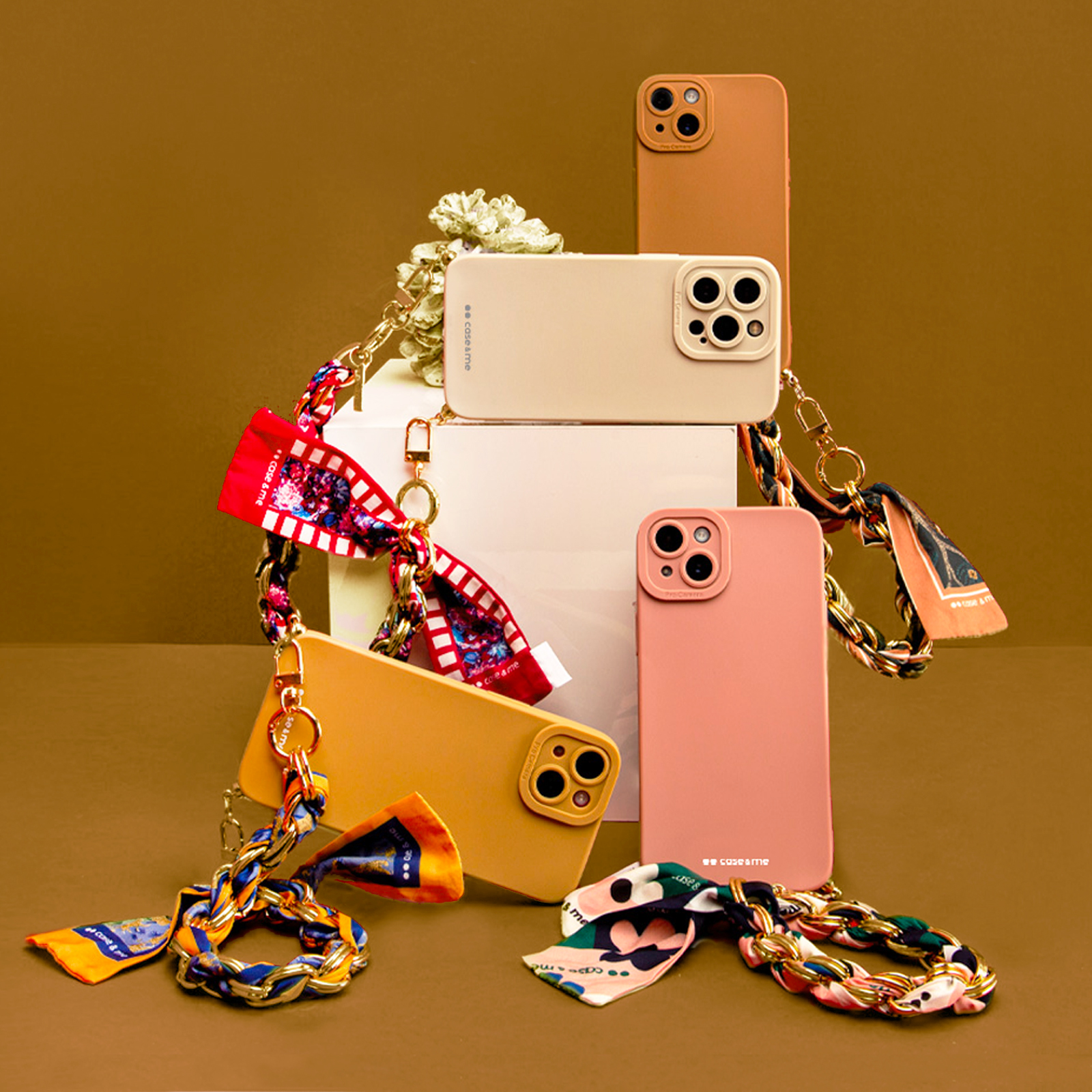 Diverse custodie per telefono con catene e sciarpe di vari colori.