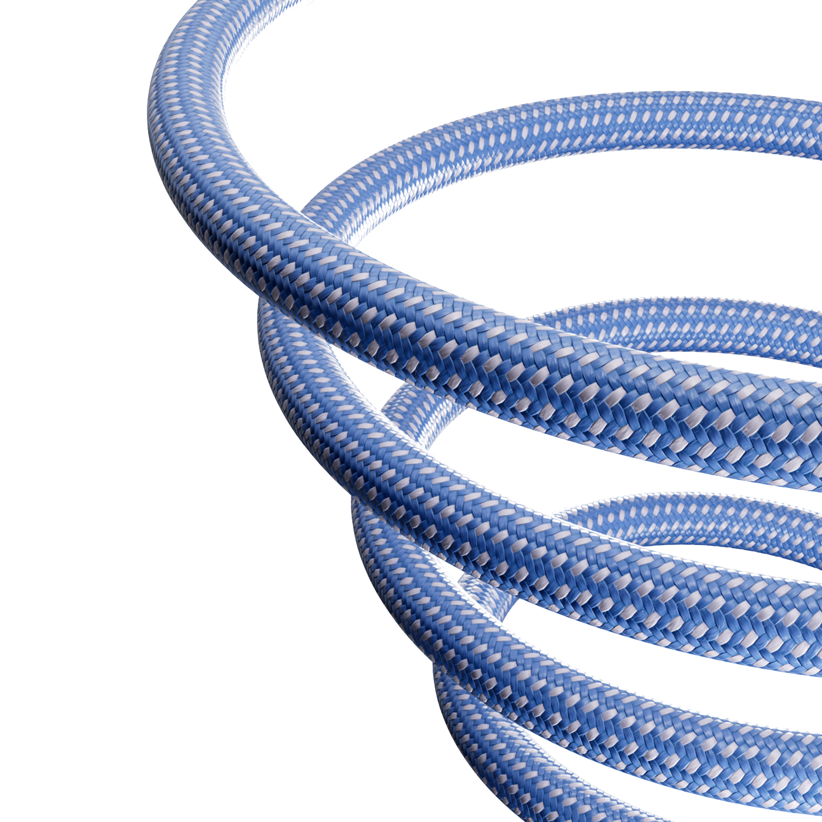 Una corda blu intrecciata si curva a spirale su sfondo bianco.
