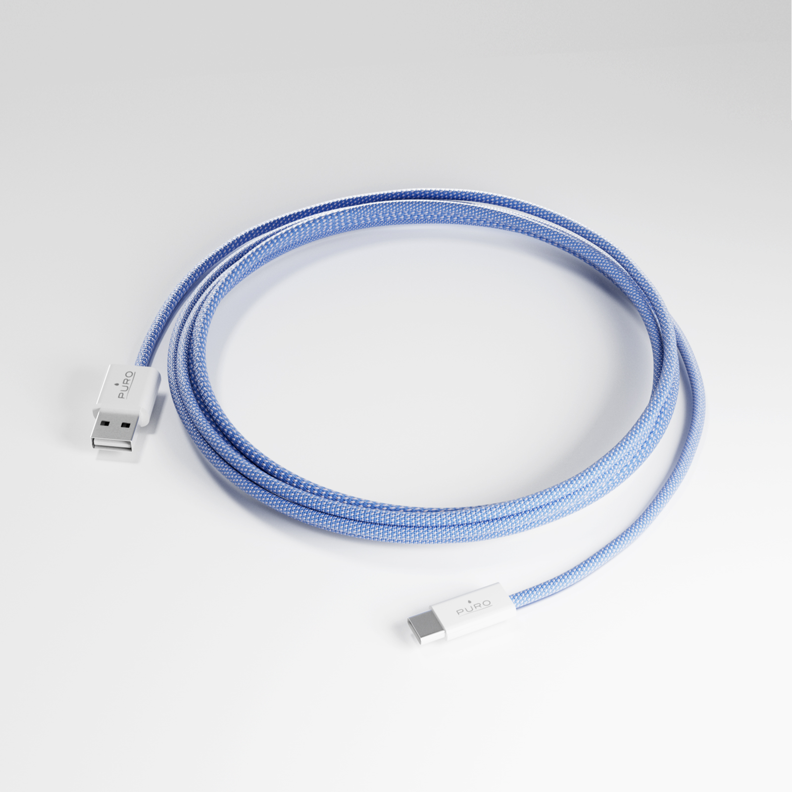 Un cavo USB blu con connettori bianchi giace su una superficie bianca.