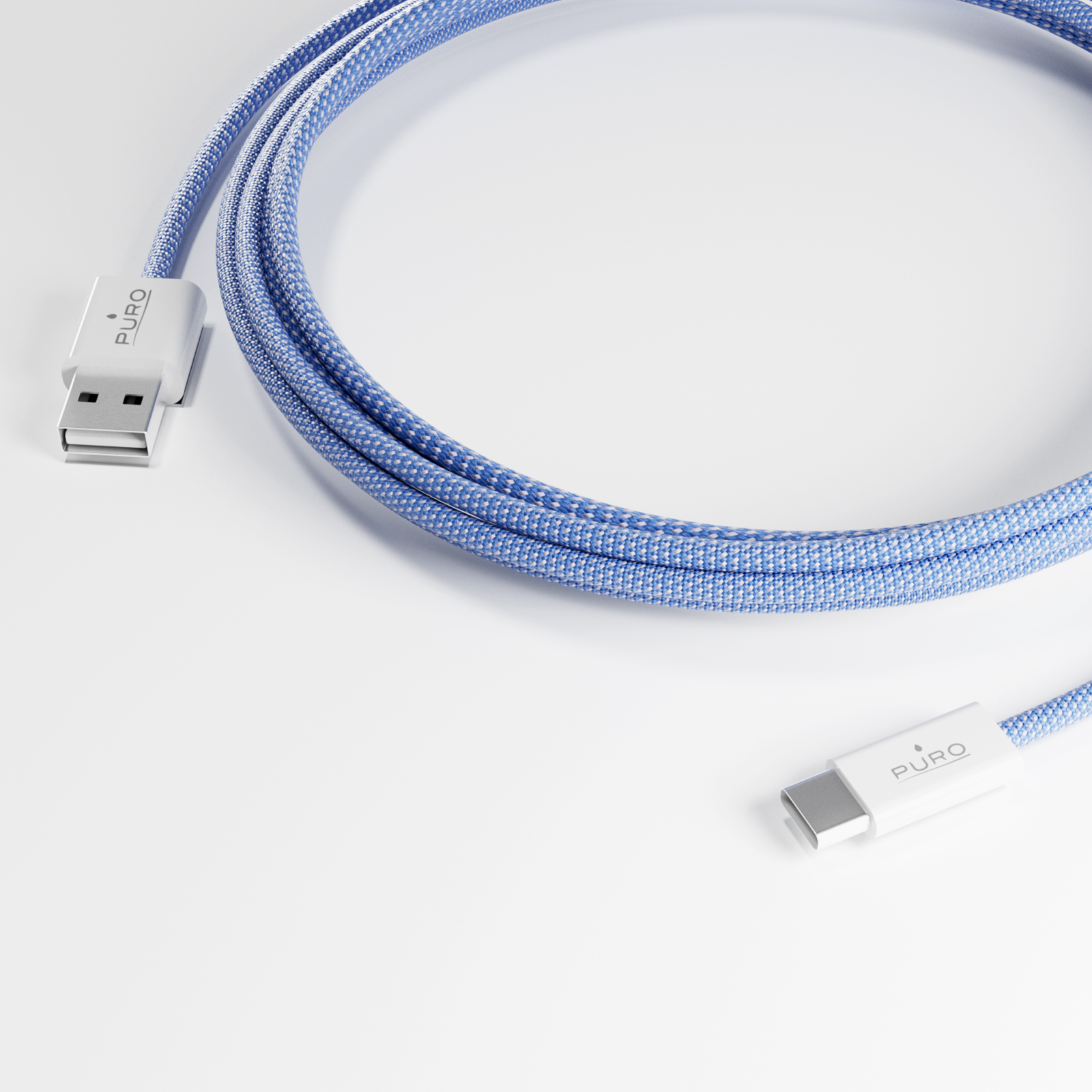 Cavo USB blu rivestito in tessuto con connettori USB-A e USB-C.