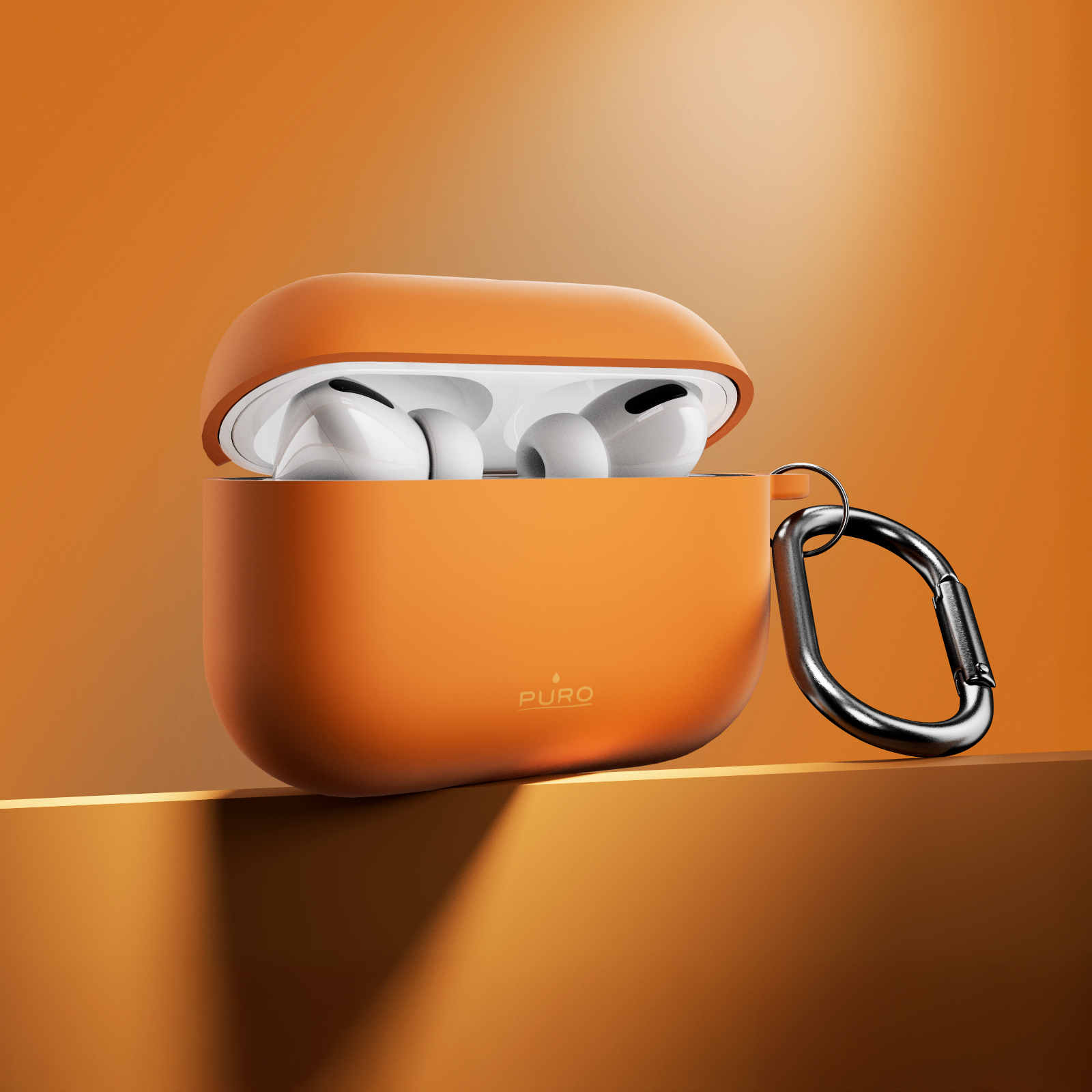 Orange Kopfhörerhülle offen, weiße Ohrhörer innen. Karabiner befestigt.
