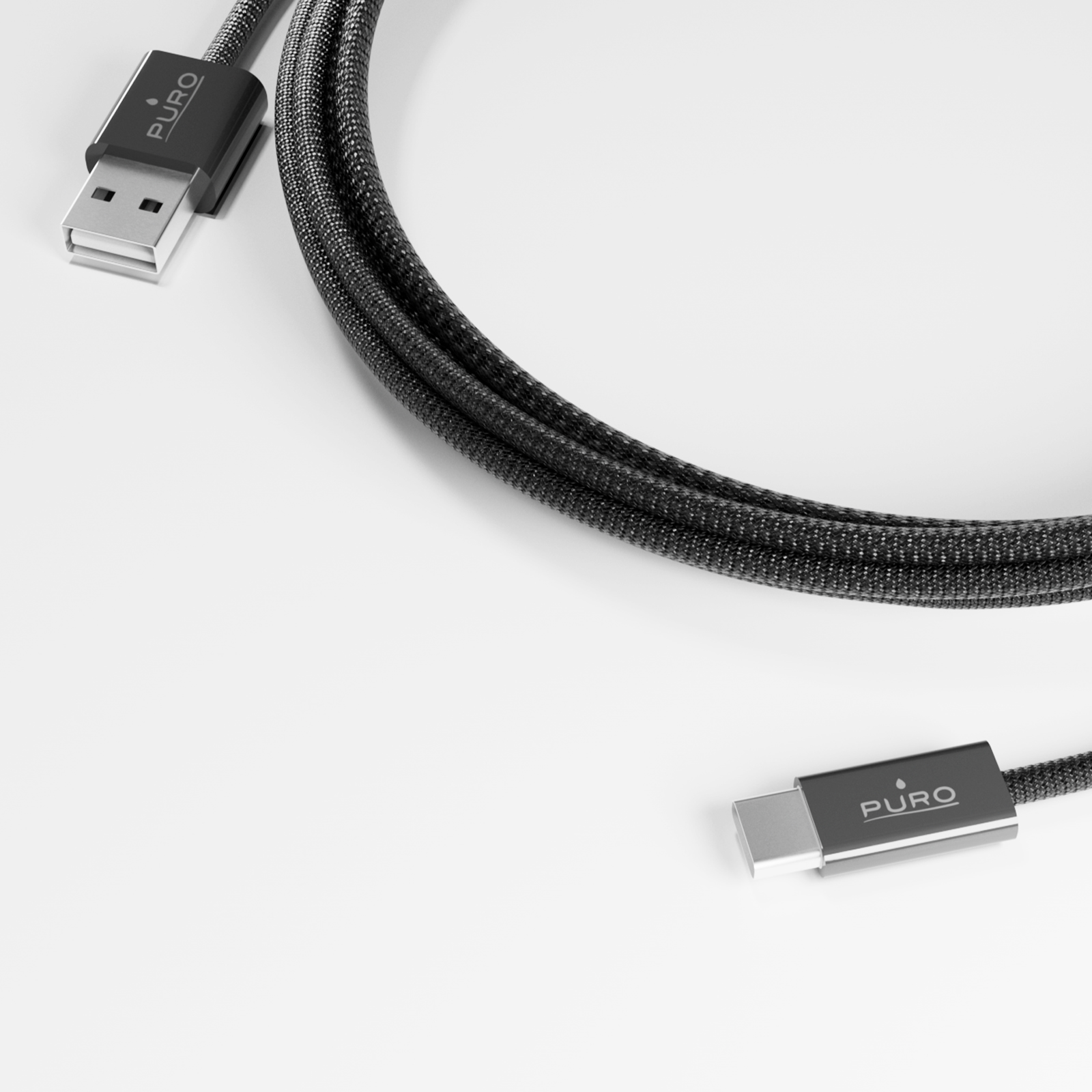 Un cavo USB nero con logo PURO, un'estremità USB-A, l'altra USB-C.
