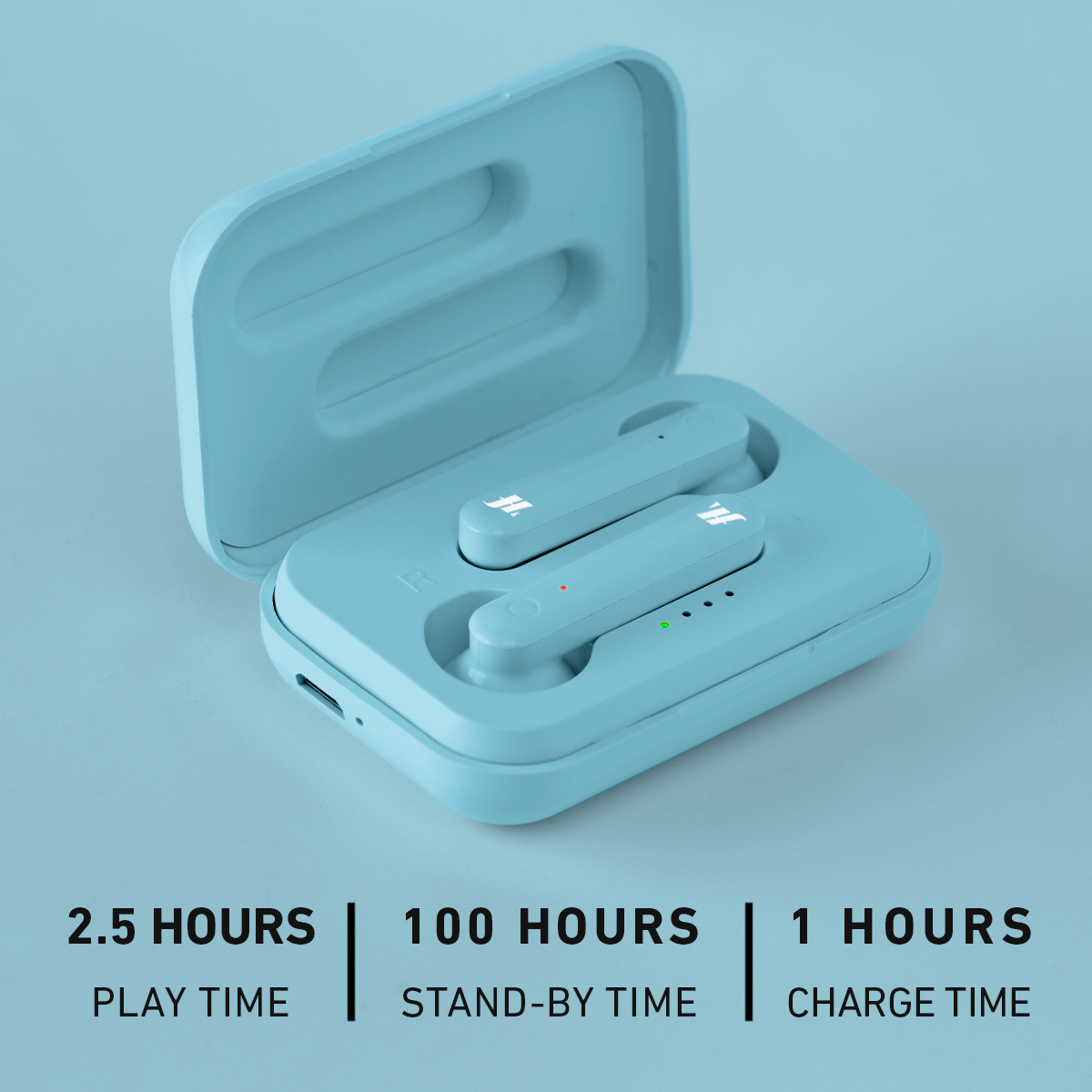 Auricolari azzurri nella custodia. Specifiche: 2,5 ore riproduzione, 100 ore standby, 1 ora ricarica.