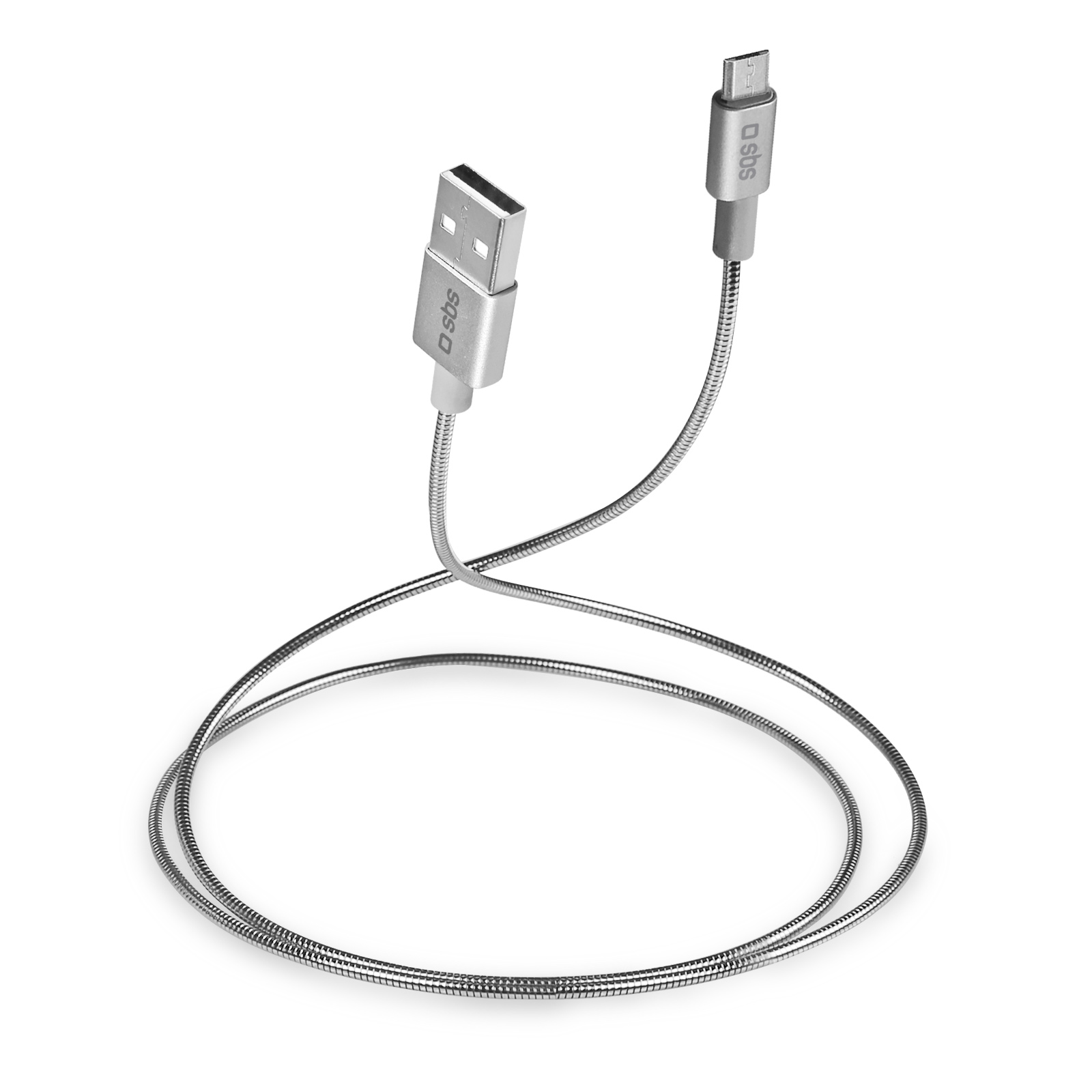 Un cable USB a micro USB plateado con funda flexible yace sobre fondo blanco.