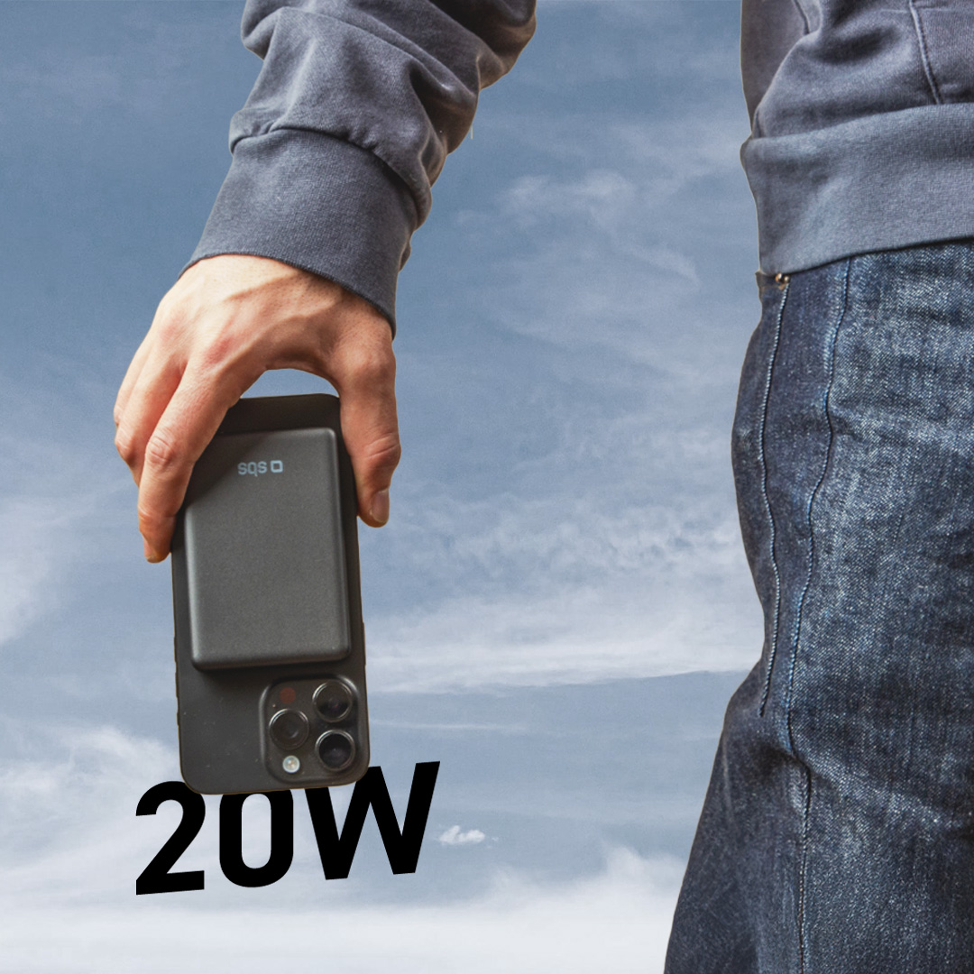 Mano sosteniendo un teléfono con batería externa, texto 20W sobre cielo azul.