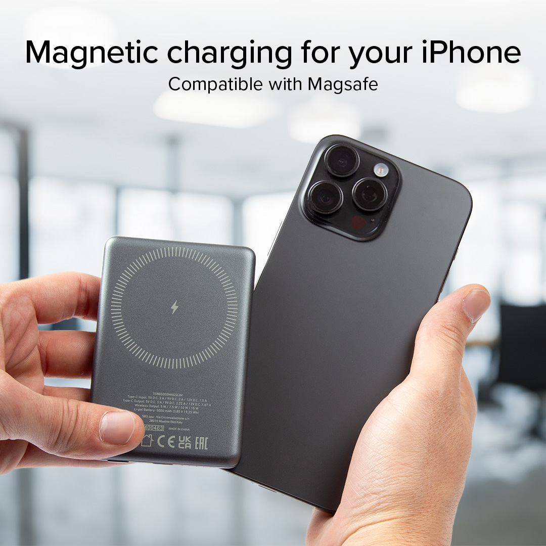 Cargador gris para iPhone y iPhone negro en mano. Función de carga magnética.