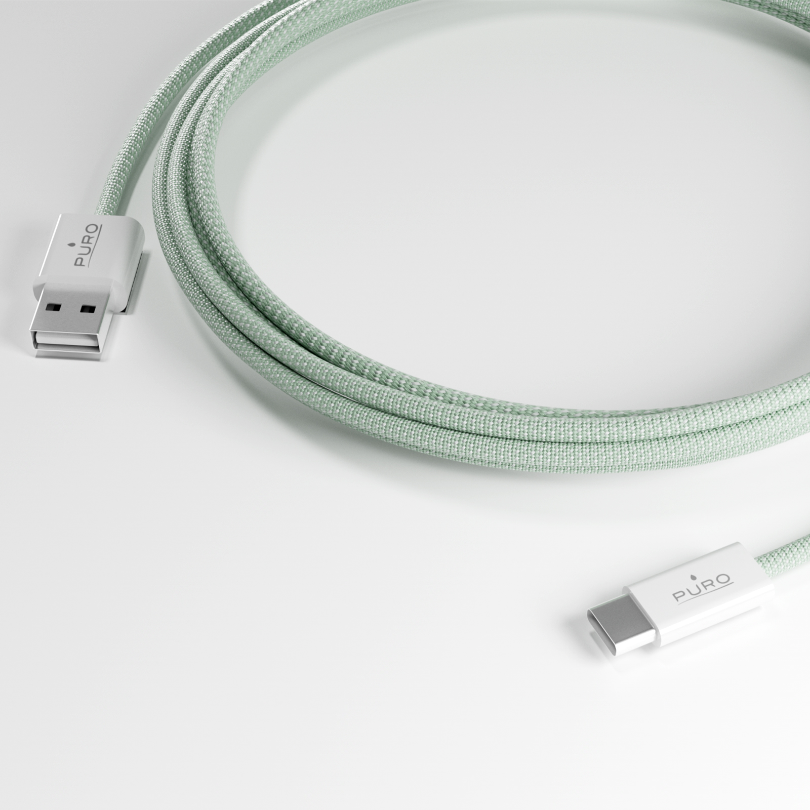 Un cavo USB-C a USB-A verde chiaro con logo Puro bianco su sfondo bianco.