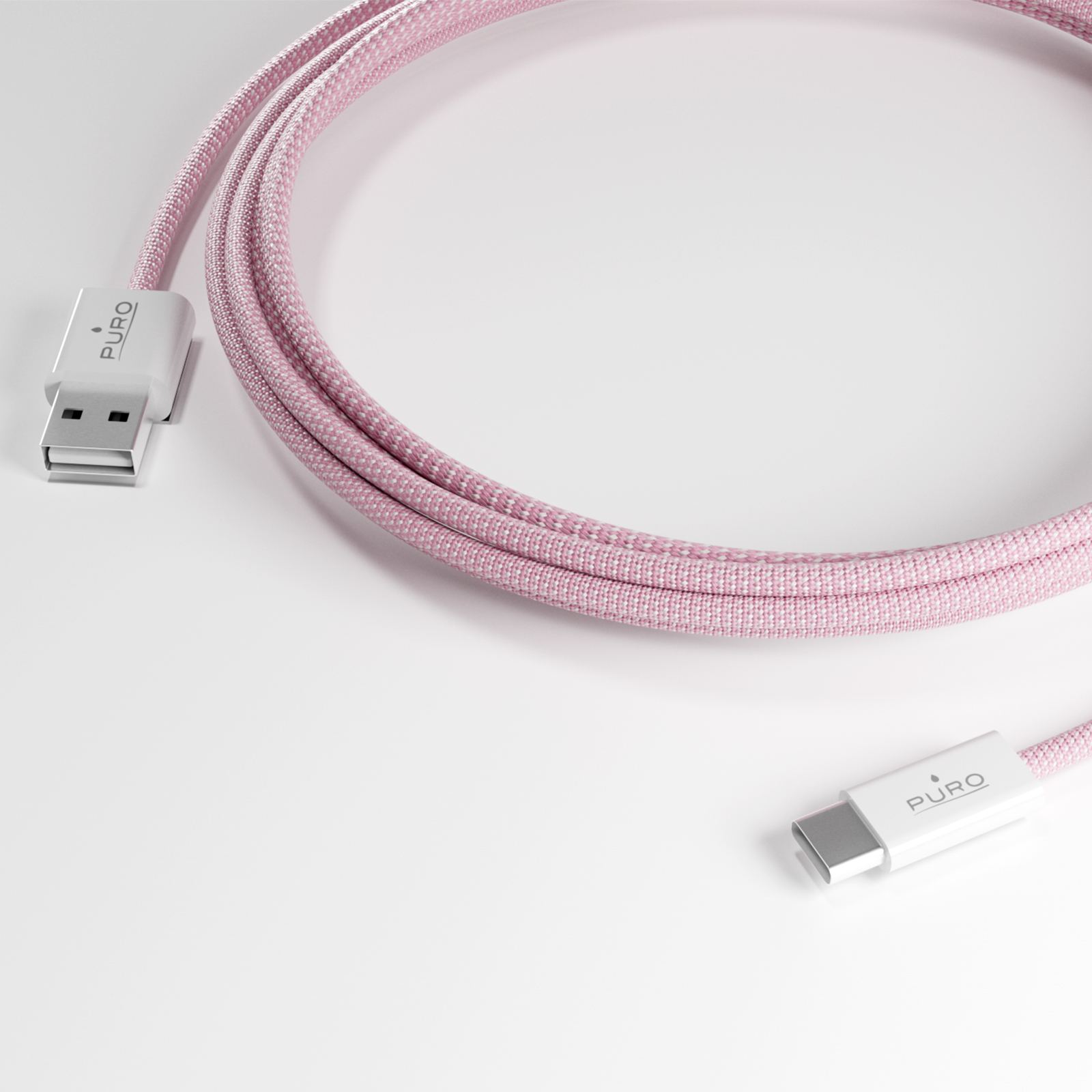 Un cavo intrecciato rosa con connettori USB-A e USB-C, marca 'Puro'.