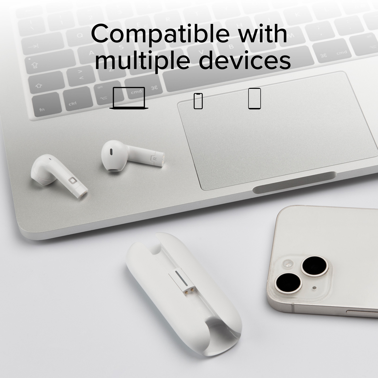 Auricolari wireless bianchi e custodia su un laptop con telefono. Compatibile con più dispositivi.