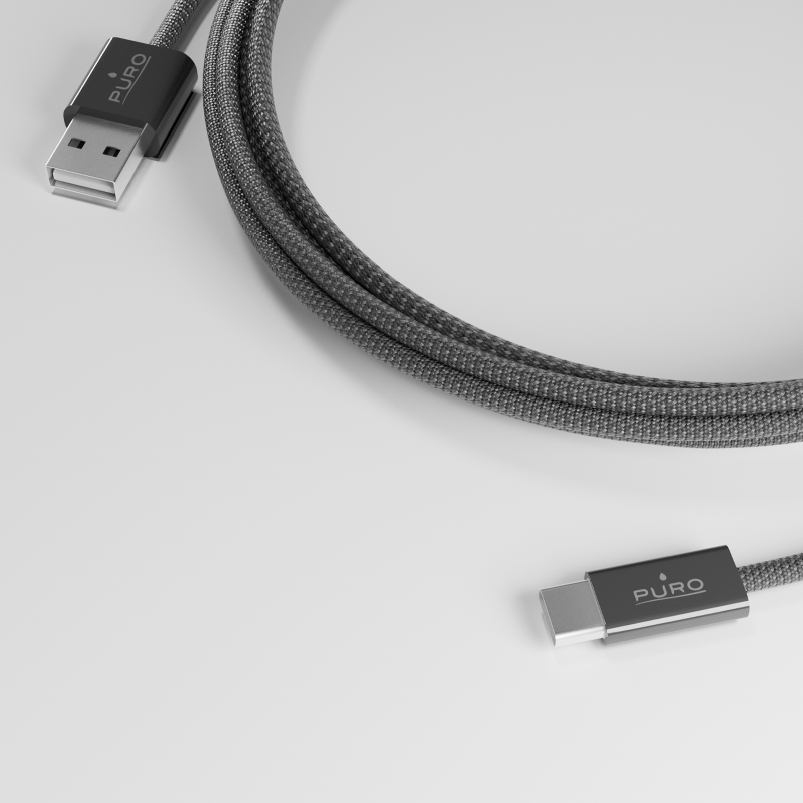 Ein graues USB-Kabel mit Puro-Logo auf beiden Anschlüssen.