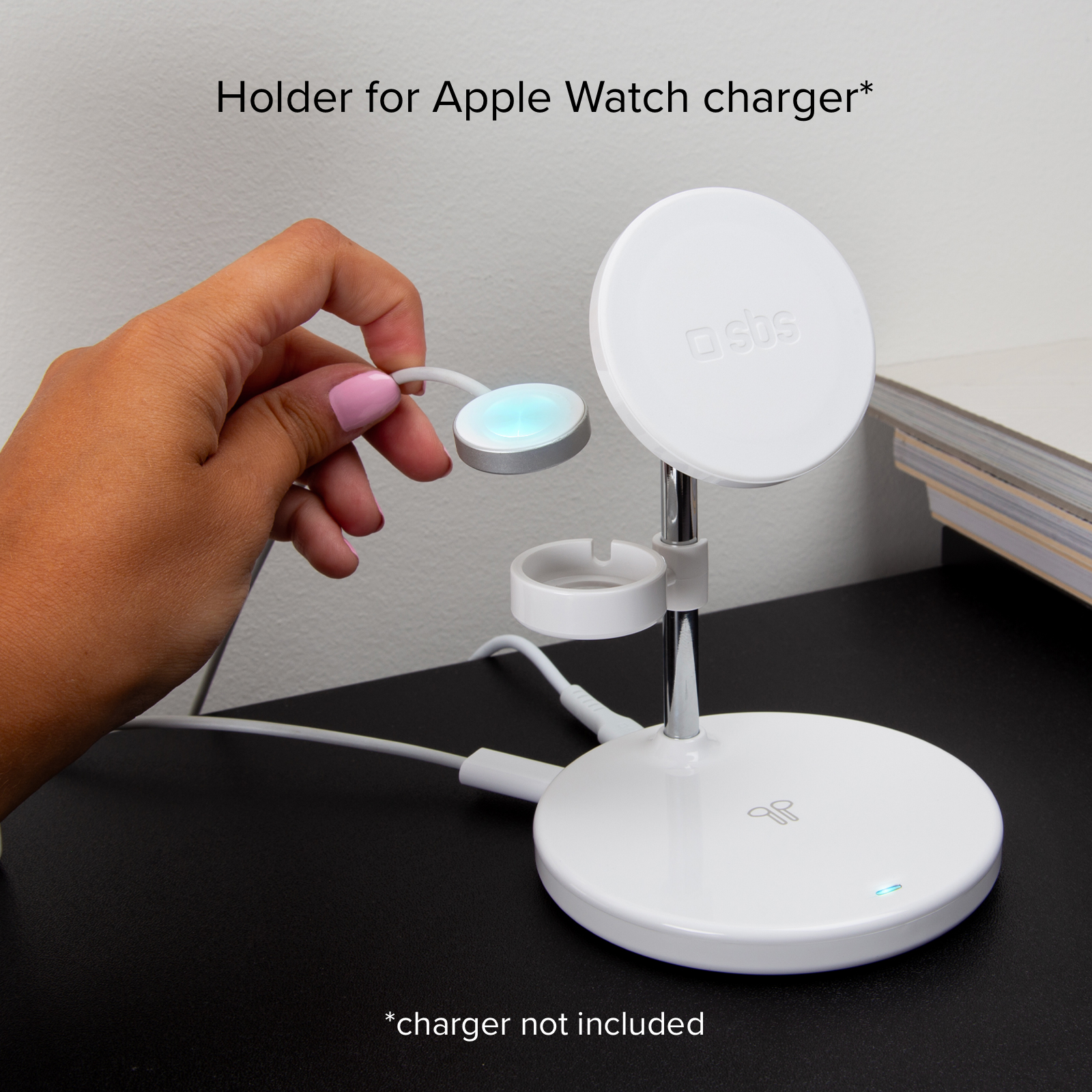 Supporto di ricarica bianco per Apple Watch con cavo bianco e mano che tiene il caricabatterie.