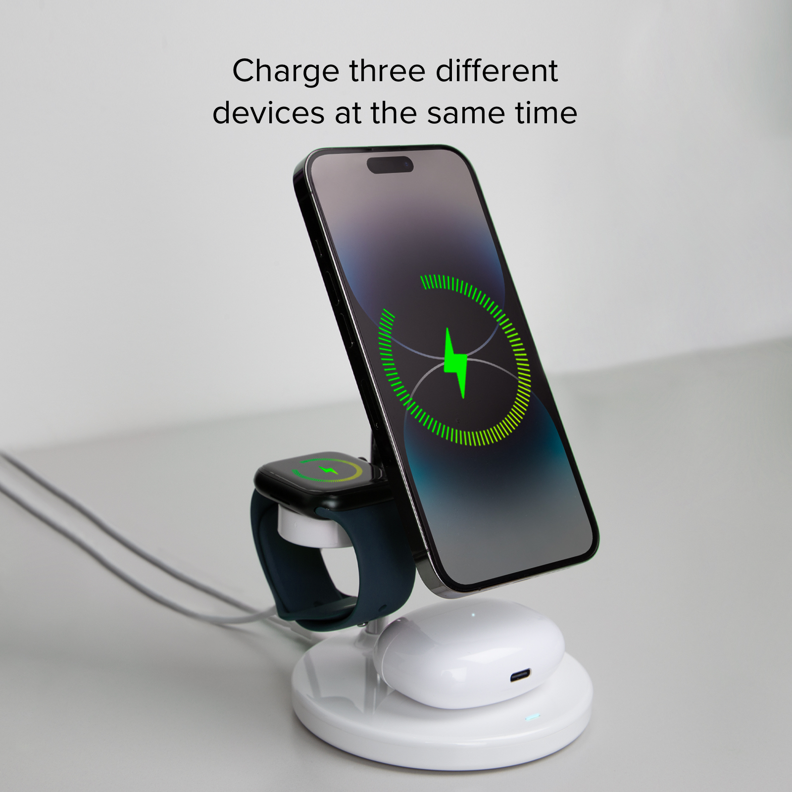 Un supporto di ricarica bianco con smartphone, smartwatch e auricolari.