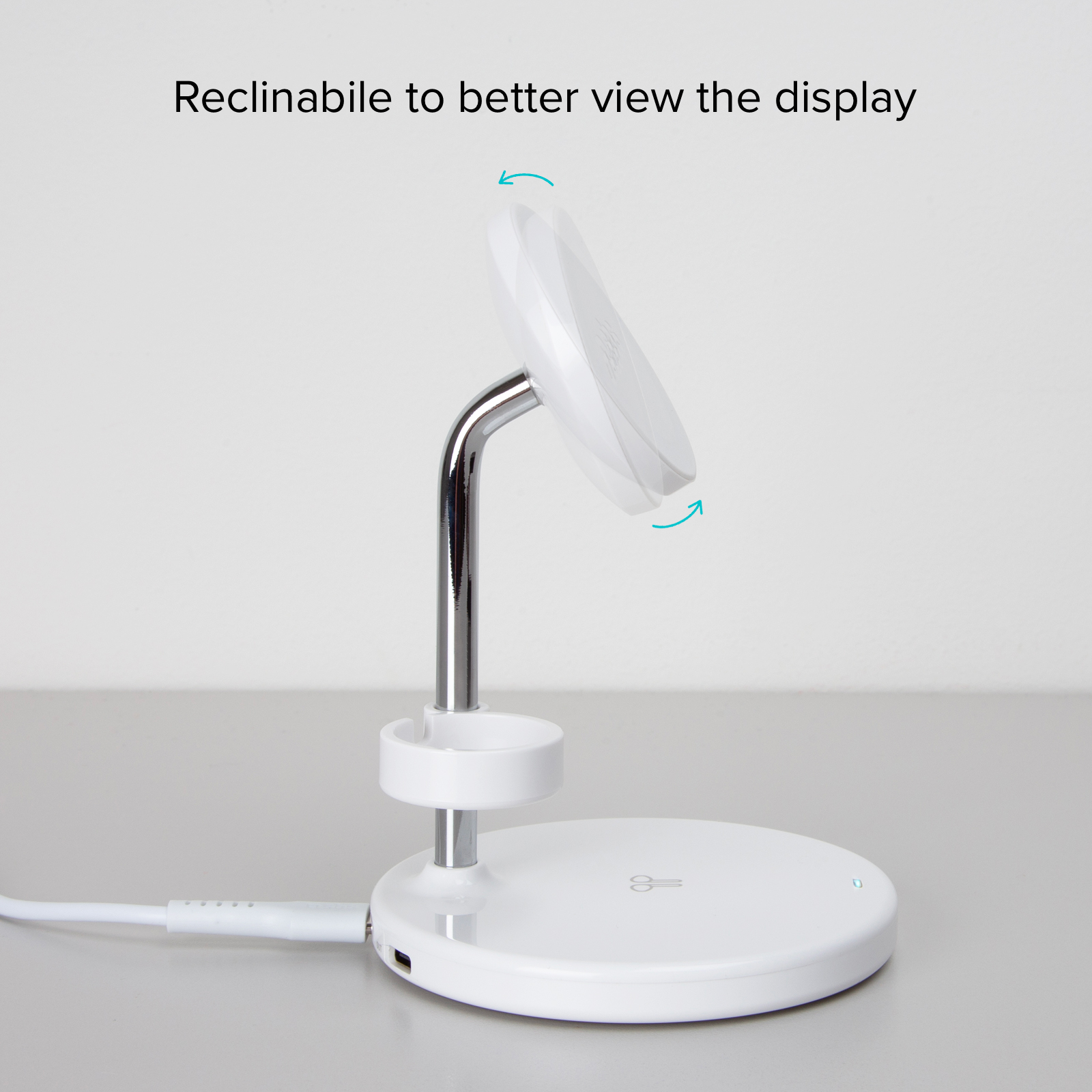 Un supporto di ricarica wireless bianco con testa girevole.
