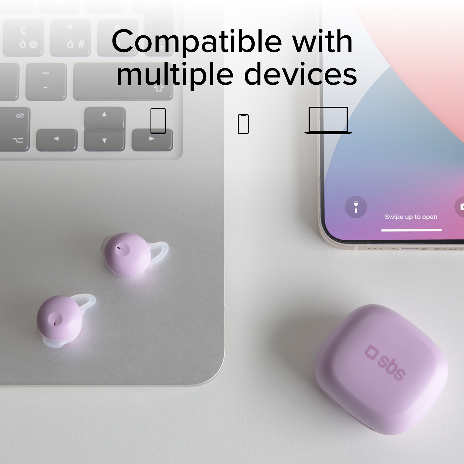 Auricolari viola, custodia di ricarica, laptop e smartphone con testo.