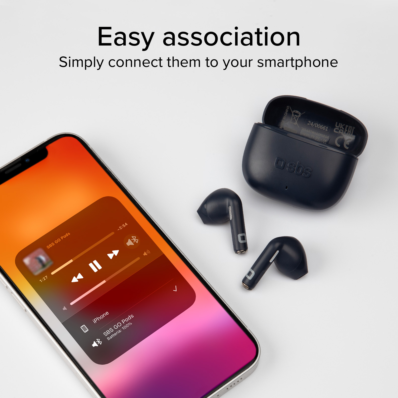 Dunkelblaue Ohrhörer und Ladecase neben einem Smartphone mit Musik-Player.