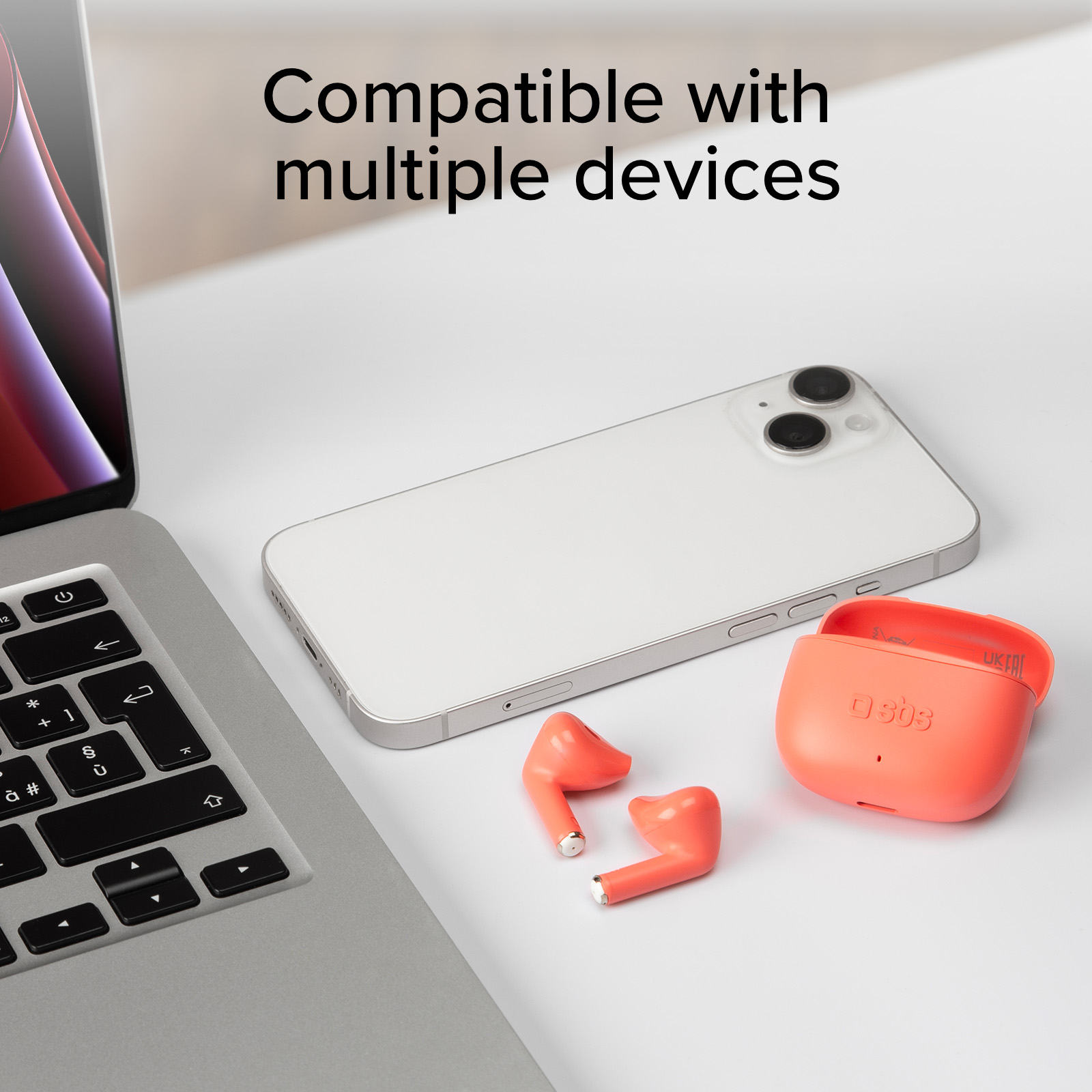 Un laptop, uno smartphone e una custodia di ricarica con auricolari.