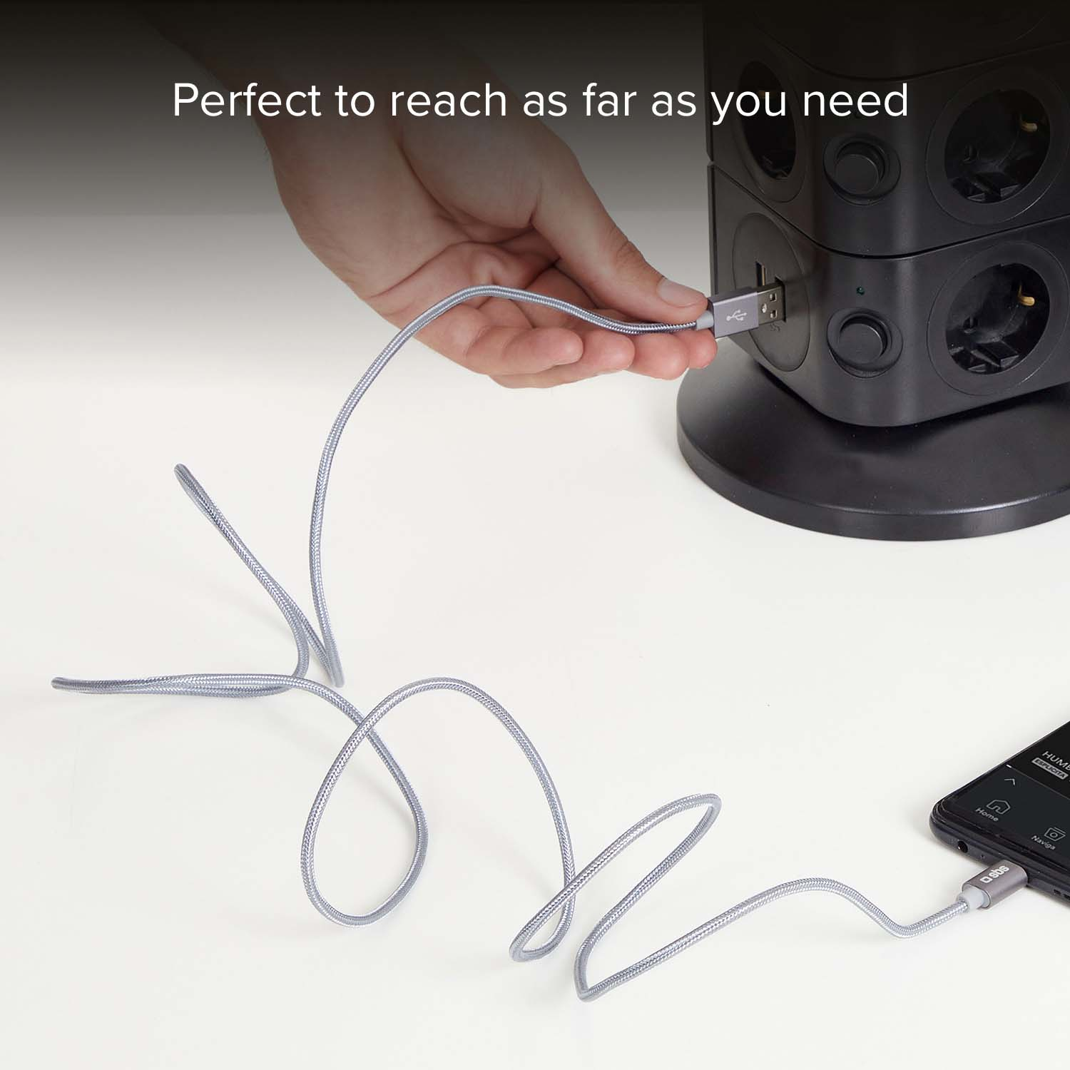 Un cable USB gris se conecta a una regleta negra.