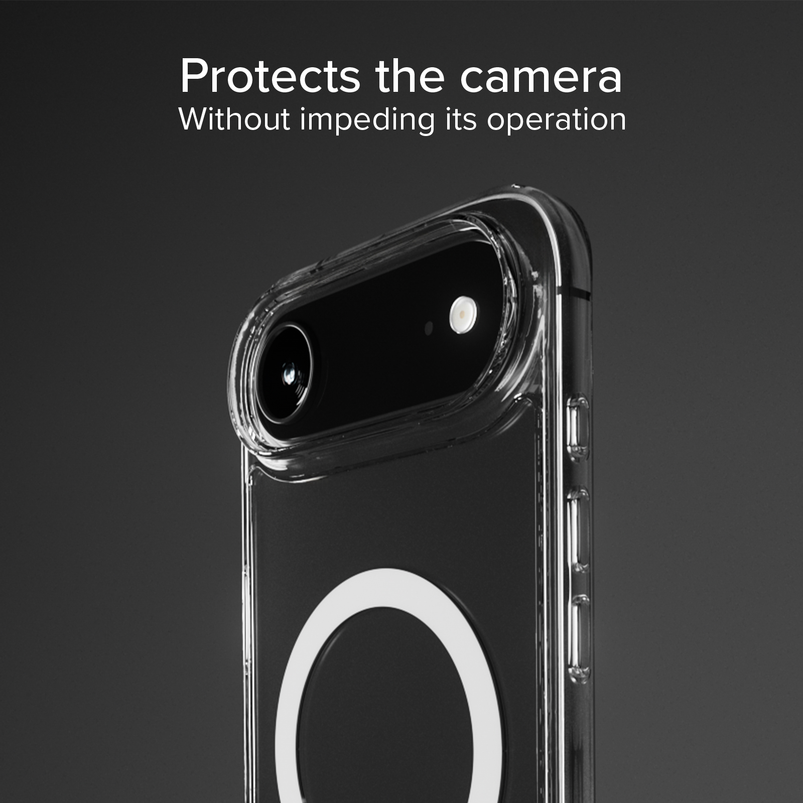 Detalle de funda transparente para teléfono con recorte de cámara y círculo blanco.