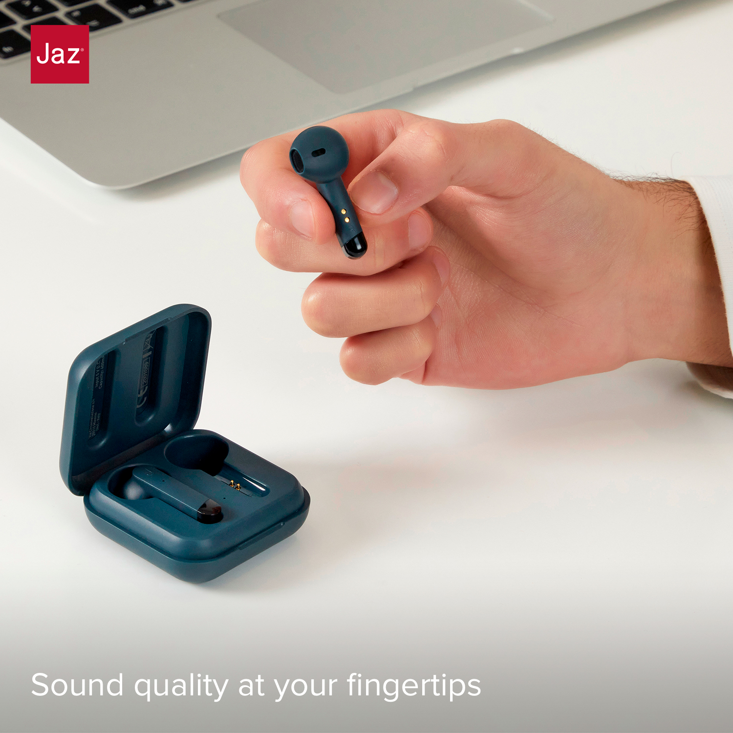 Una mano tiene un auricolare blu sopra una custodia di ricarica aperta.