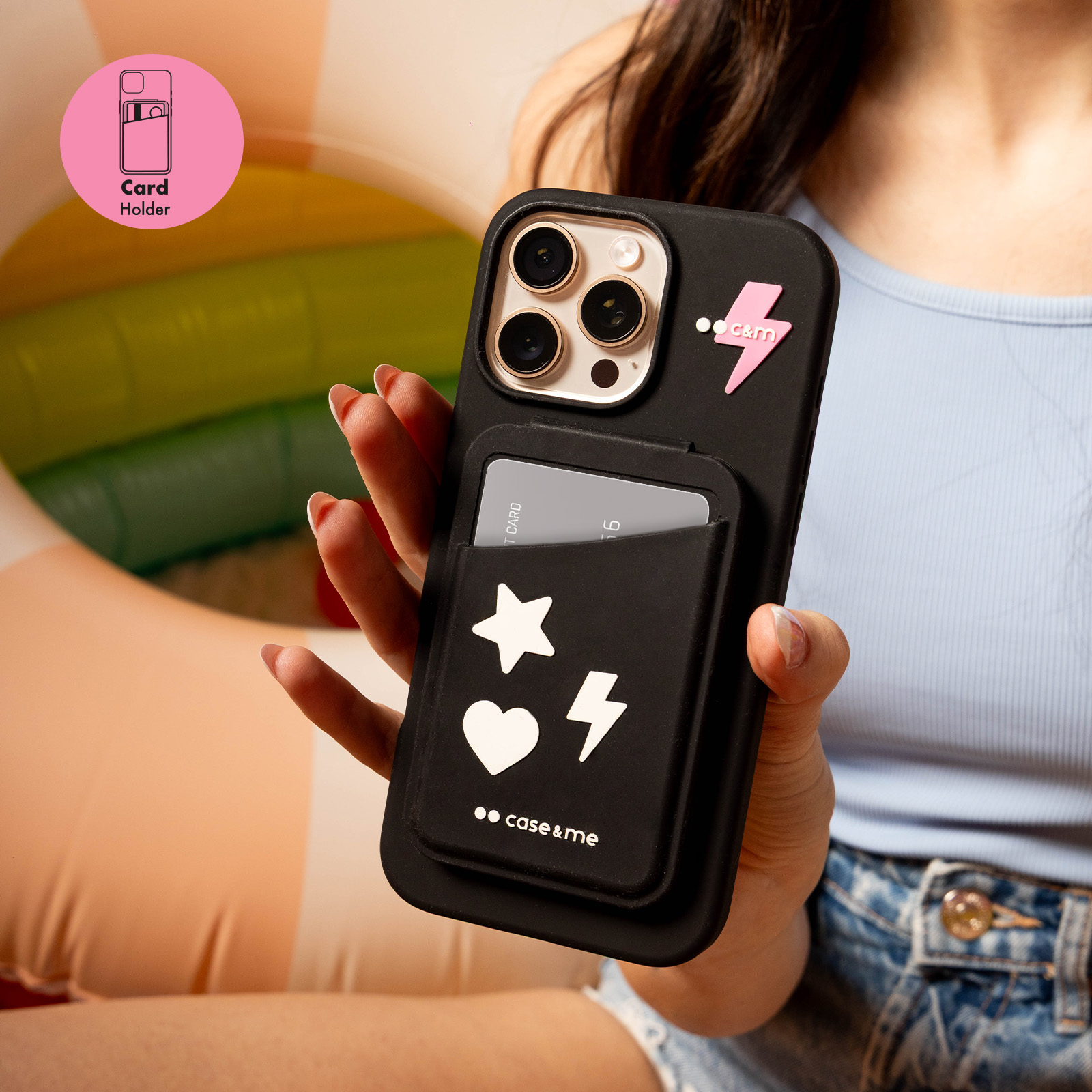 Funda negra para teléfono con tarjetero, estrella, corazón y rayo.