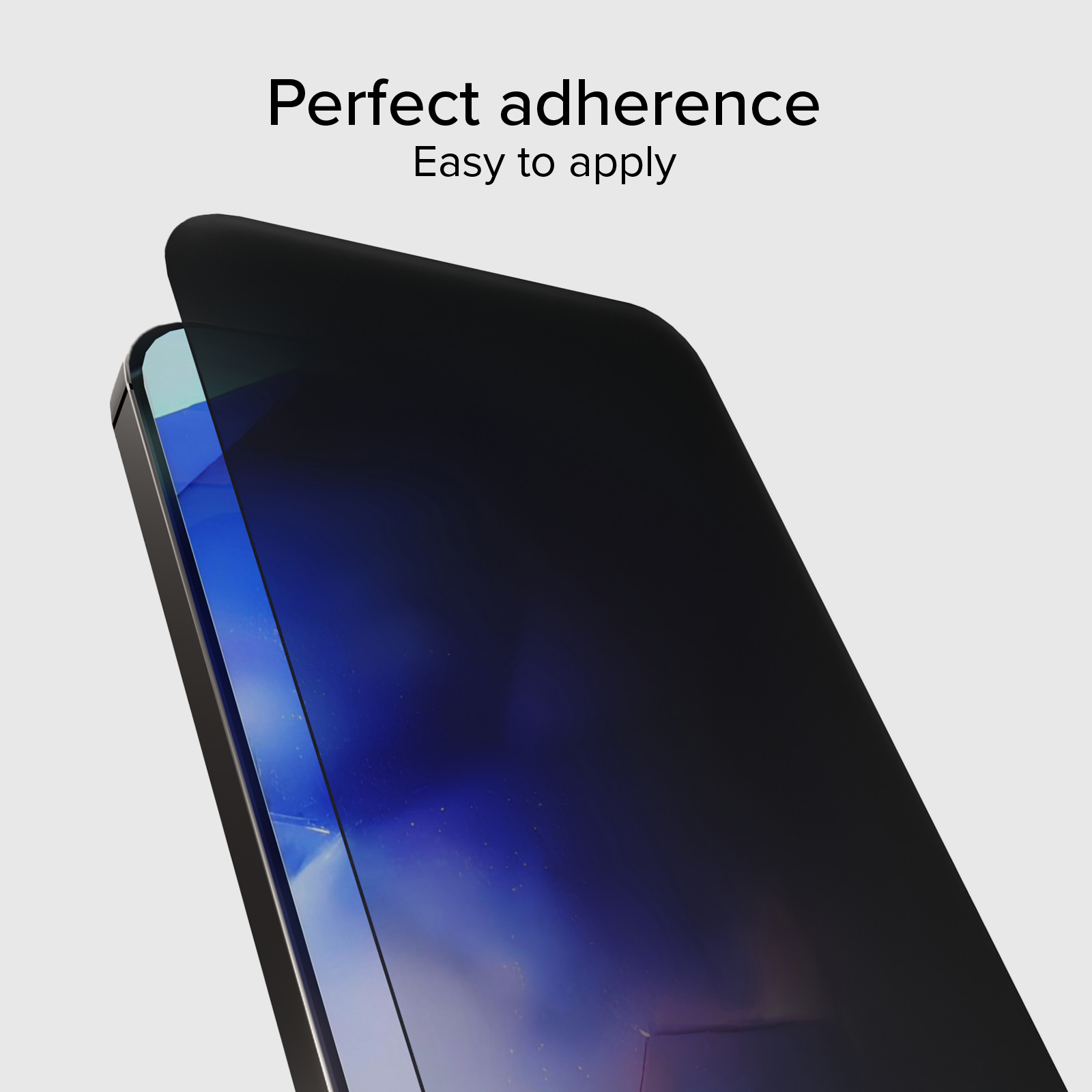 Protezione schermo nera applicata allo schermo di uno smartphone, che mostra perfetta aderenza.