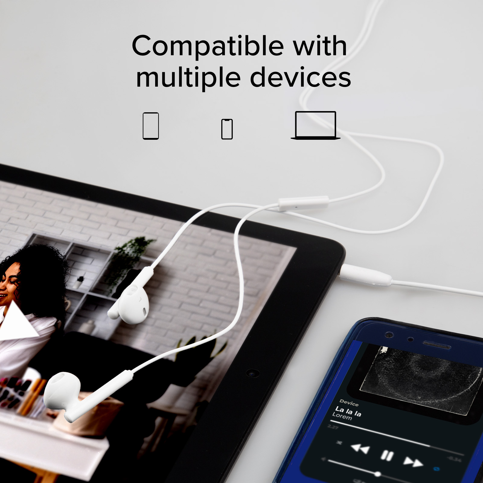Auricolari bianchi collegati a un tablet e uno smartphone.