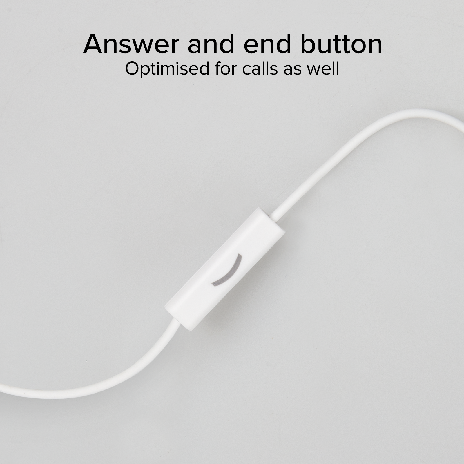 Cavo bianco per auricolari con telecomando integrato e un simbolo curvo.