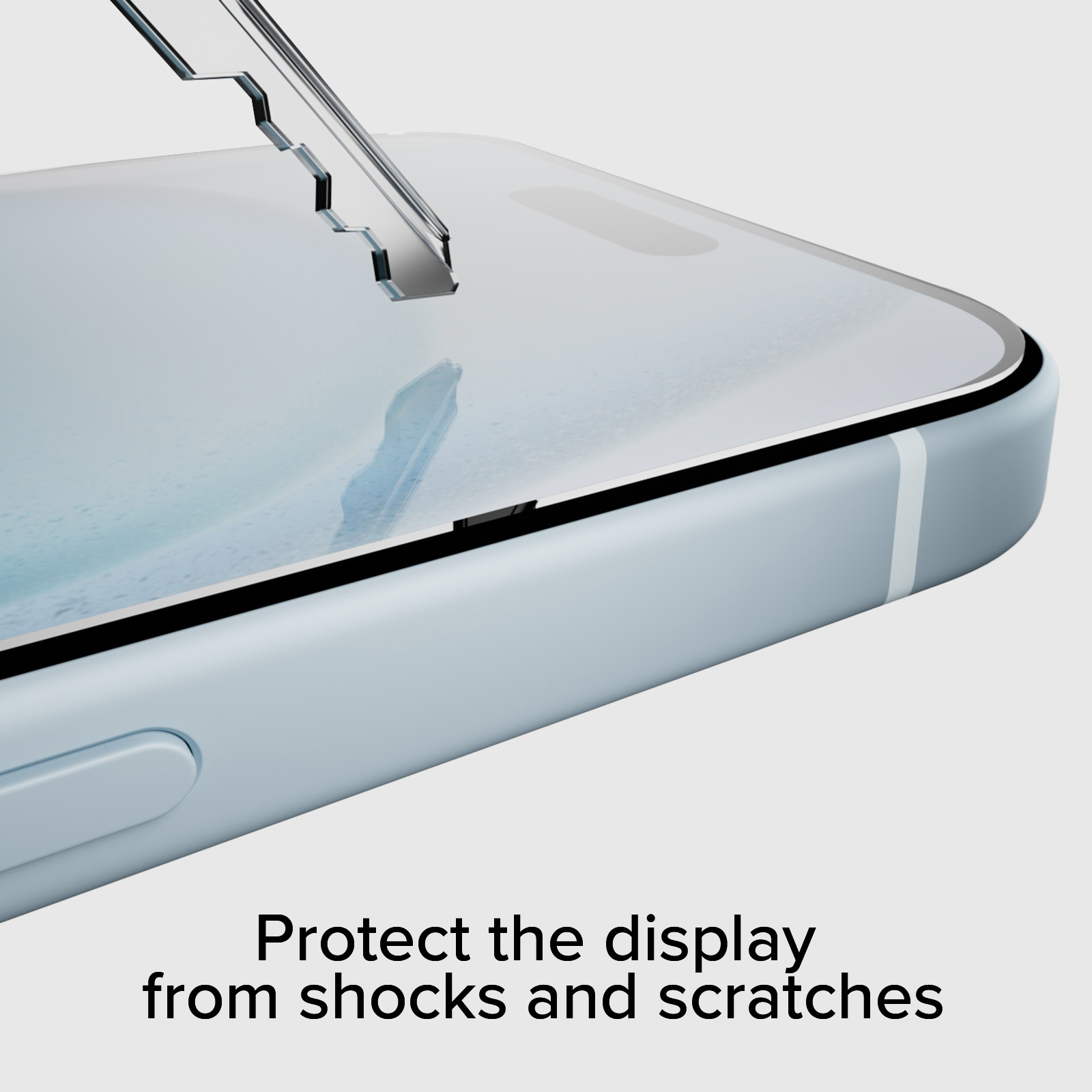 Una protezione per lo schermo viene applicata a uno smartphone azzurro.