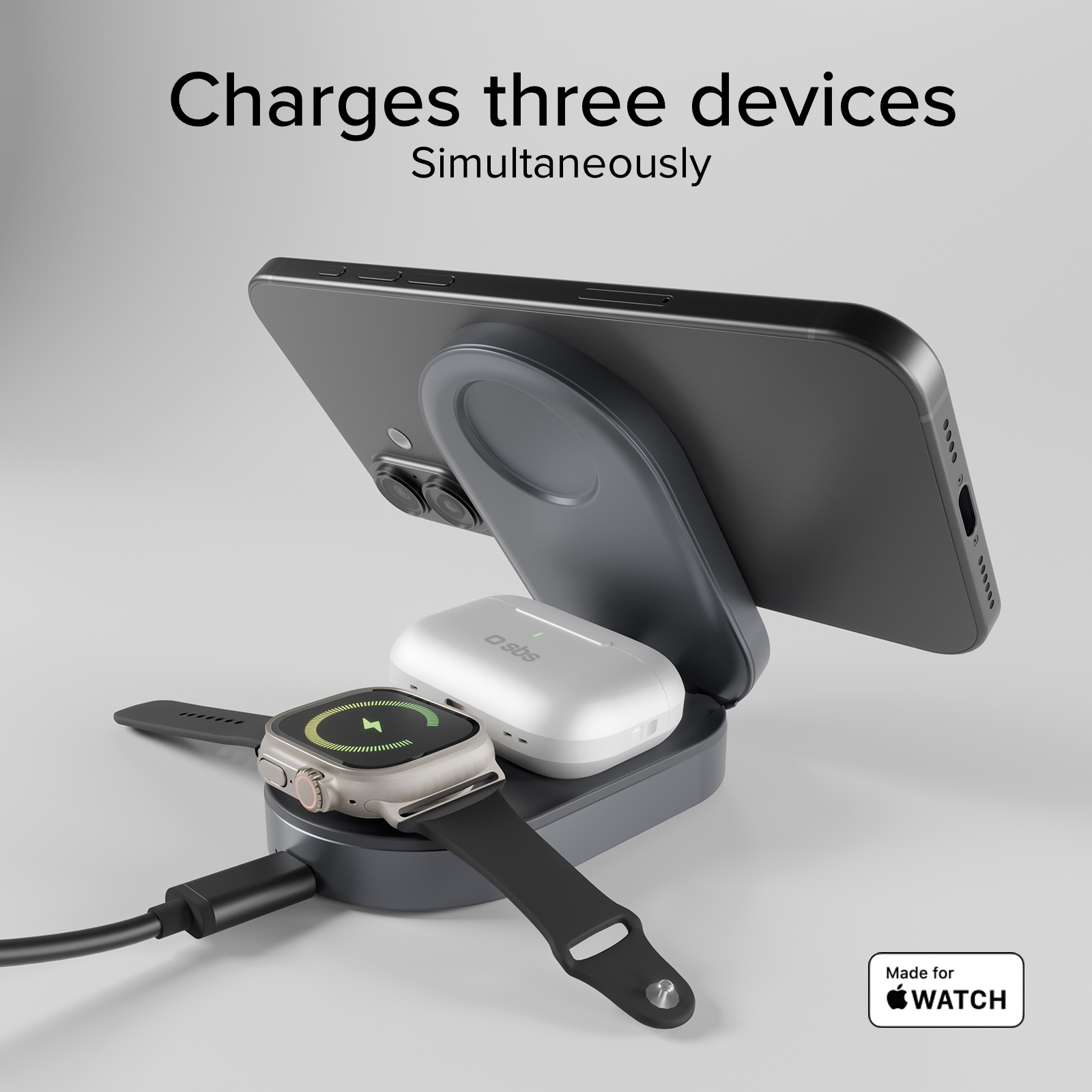 Un supporto di ricarica grigio tiene un telefono, una custodia per auricolari e uno smartwatch. Carica tre dispositivi.