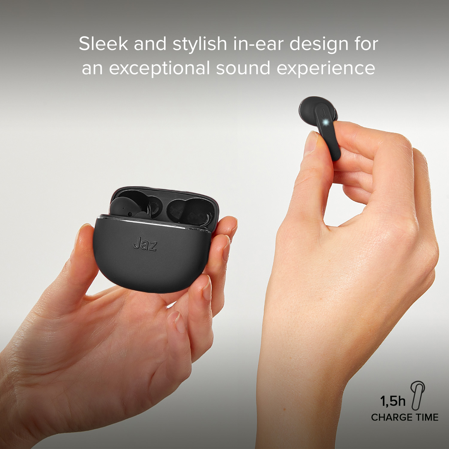 Auricolari in-ear neri con custodia di ricarica e un auricolare in mano.