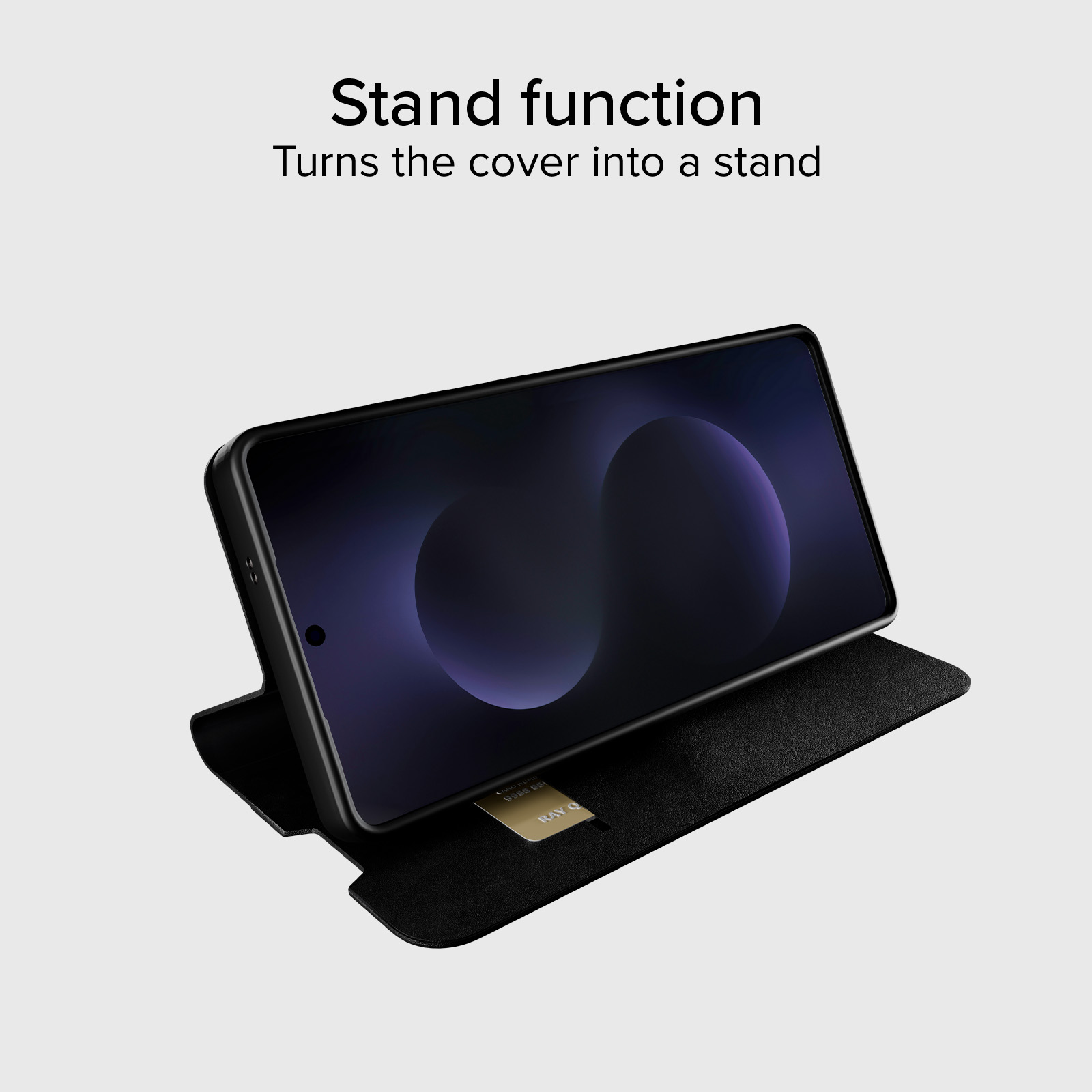 Un smartphone negro se apoya en una funda negra que funciona como soporte.