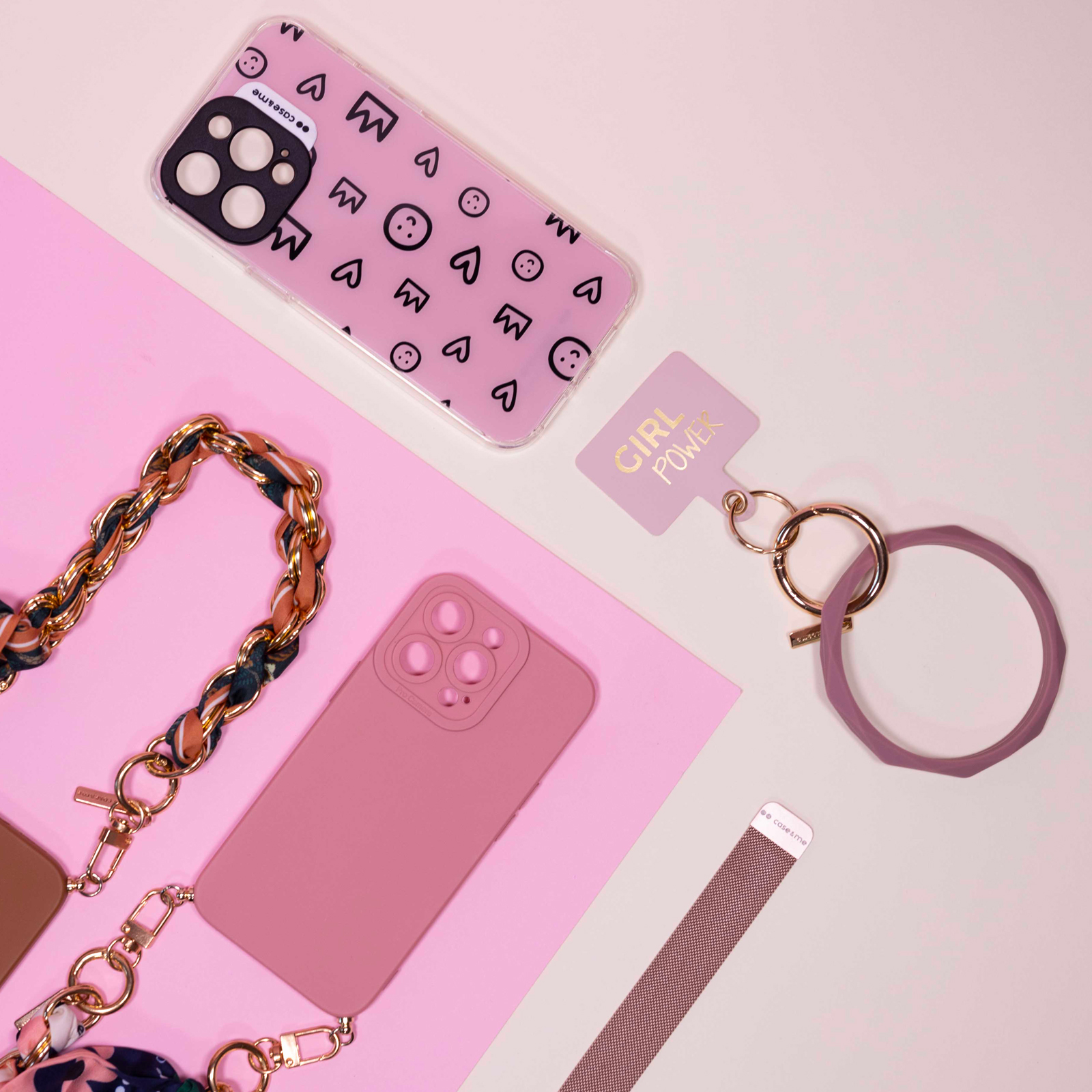 Funda rosa para móvil con corazones y sonrisas, más una cadena y un llavero.