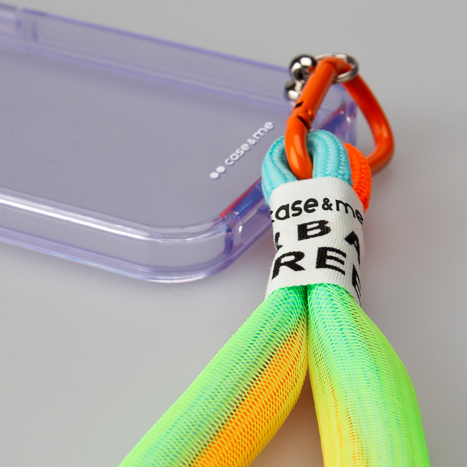 Una custodia viola per telefono con un cordino colorato e un moschettone arancione.