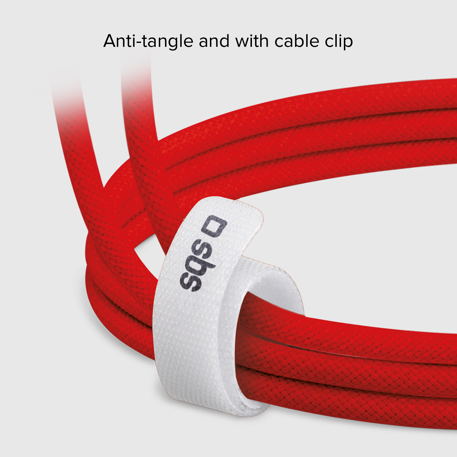 Un cable rojo antienredos con un clip blanco 'sbs', enrollado sobre un fondo gris claro con texto superpuesto.