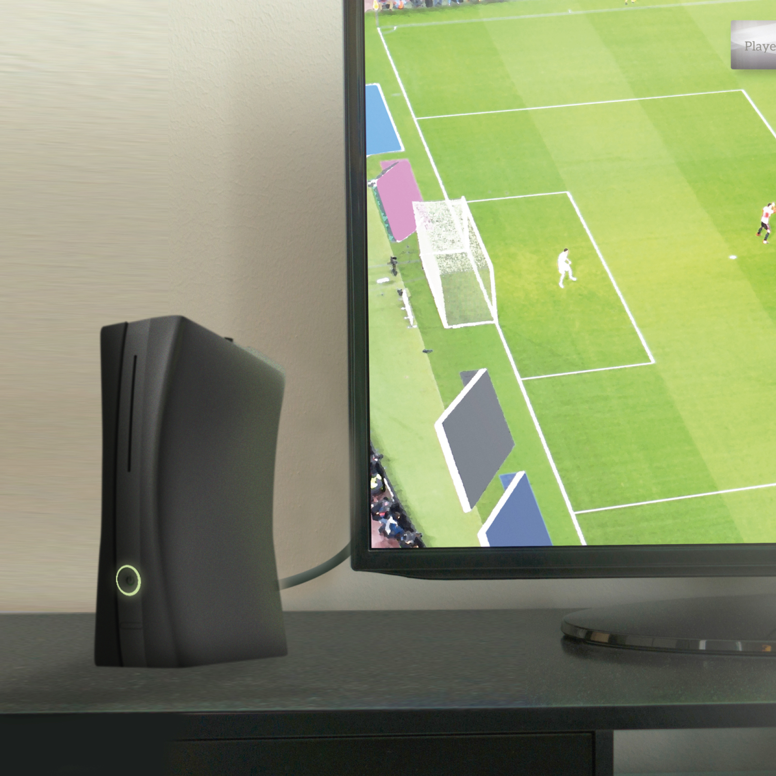 Schwarze Spielekonsole neben einem Fernseher, der ein Fußballspiel zeigt.