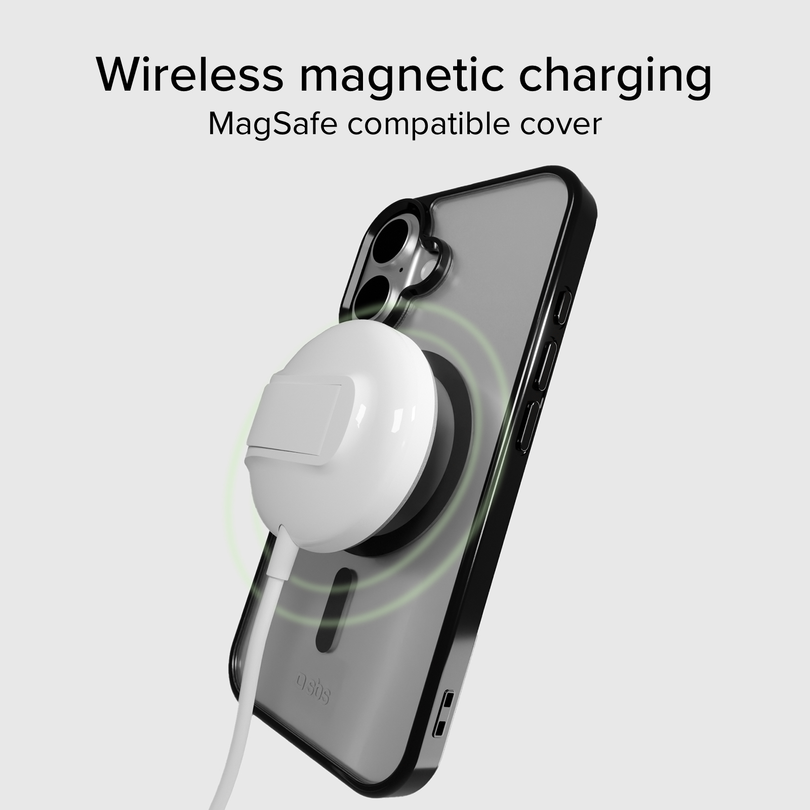 Un caricabatterie MagSafe bianco carica uno smartphone con custodia trasparente.