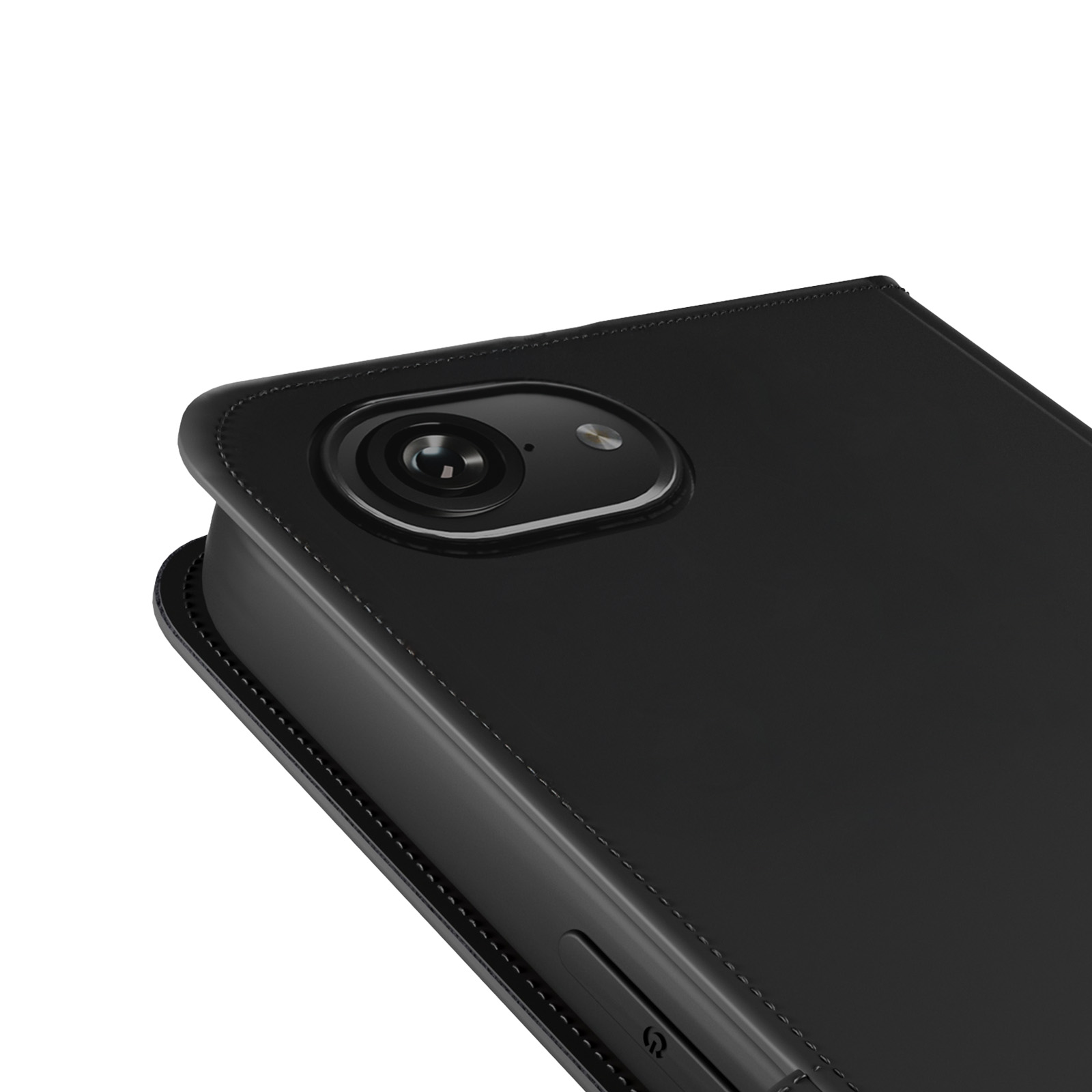 Smartphone nero con obiettivo della fotocamera e flash in una custodia in pelle chiusa.