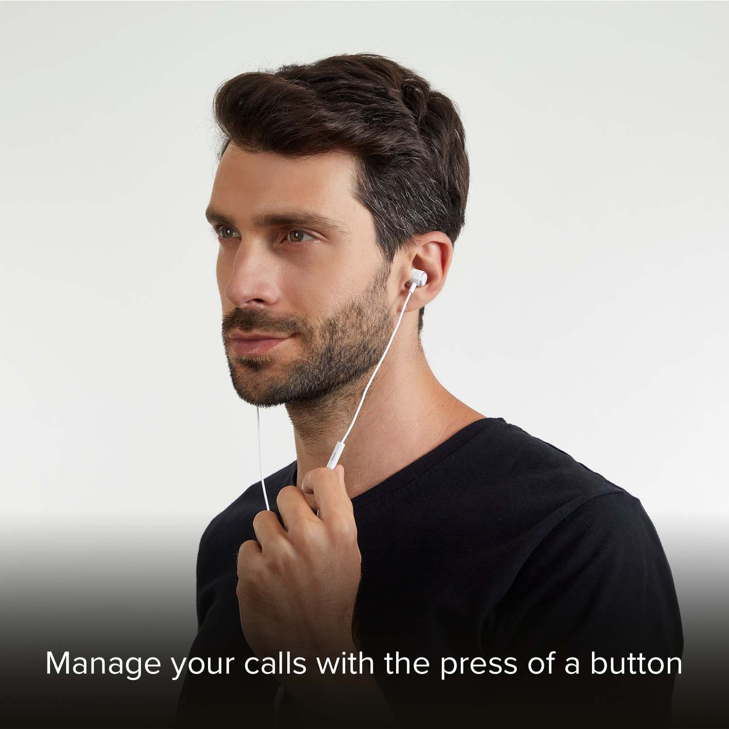 Un hombre con auriculares y camiseta negra, presionando un botón.