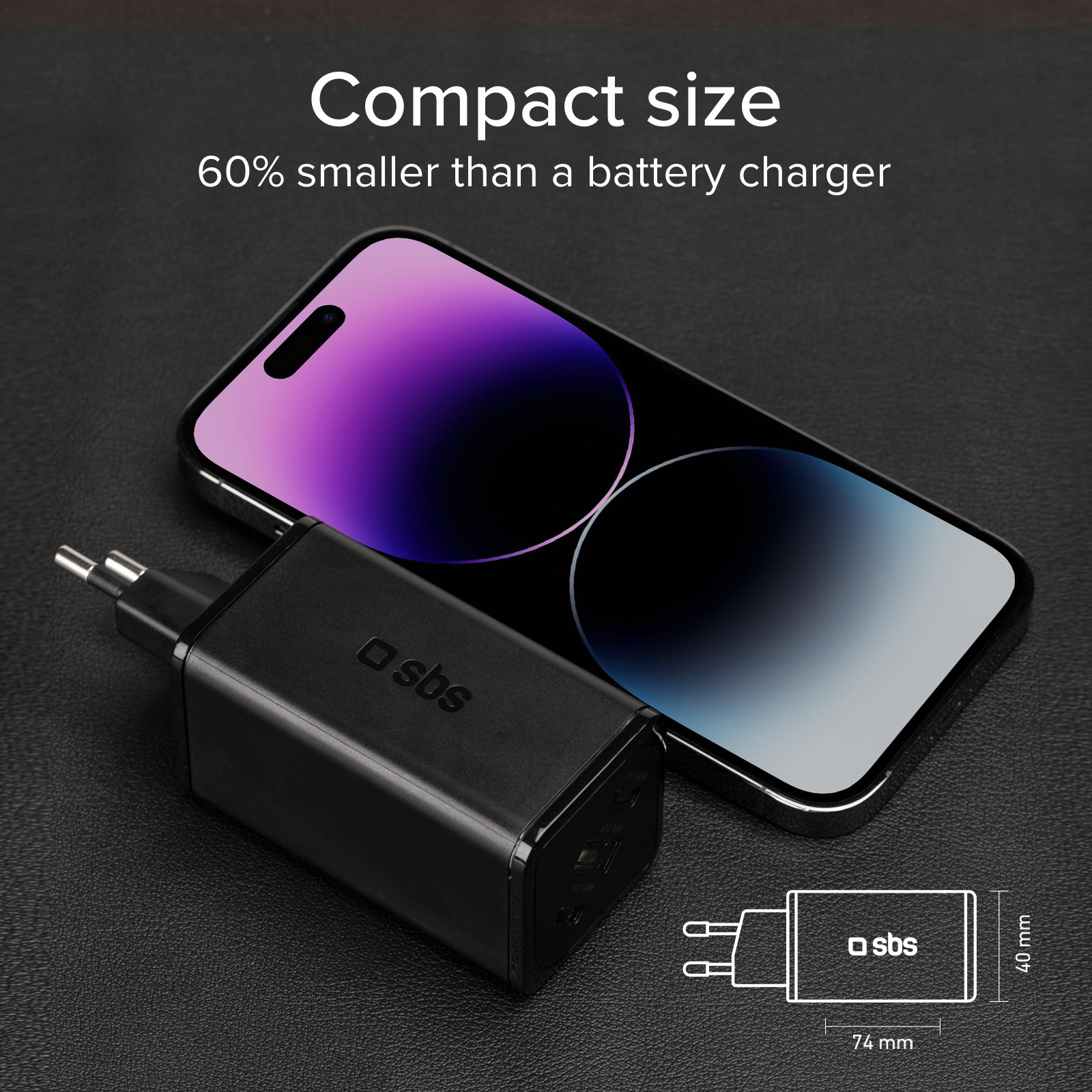 Adattatore di corrente nero compatto accanto a uno smartphone, con dimensioni.