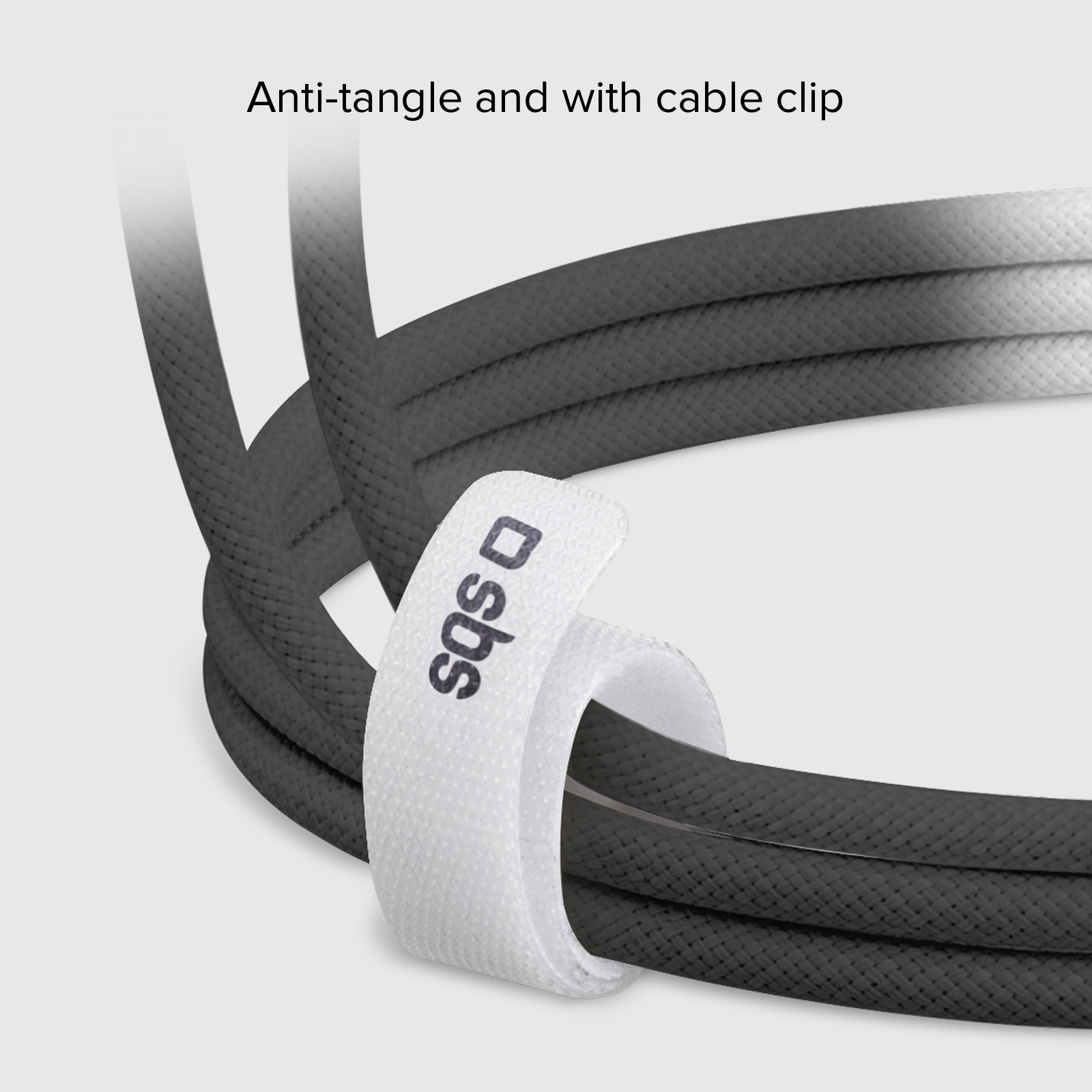 Un cable gris asegurado por un clip de cable blanco con el logo de SBS.