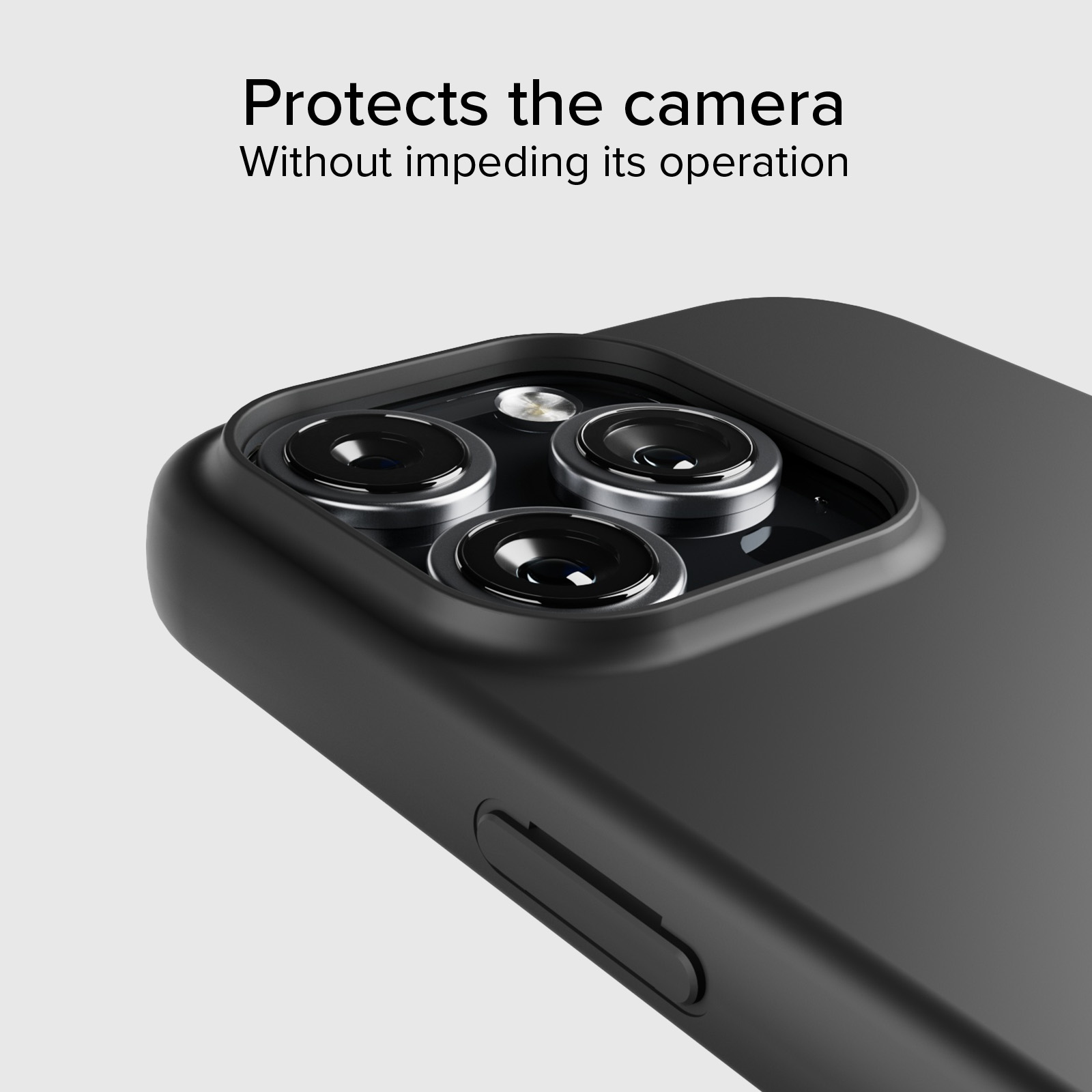 Custodia nera protegge le lenti della fotocamera con anelli argentati.