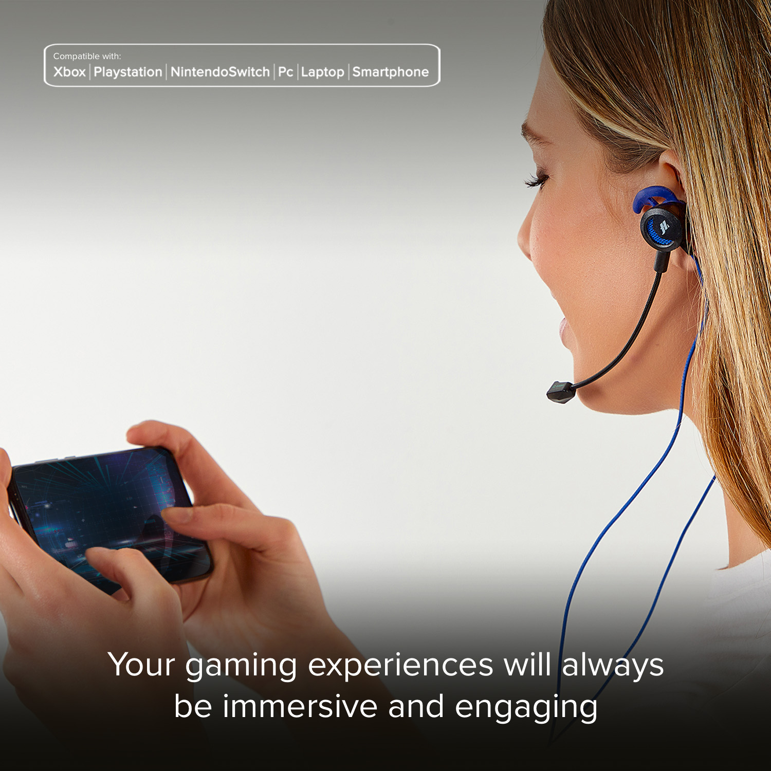 Una mujer juega en un smartphone, con auriculares y micrófono.