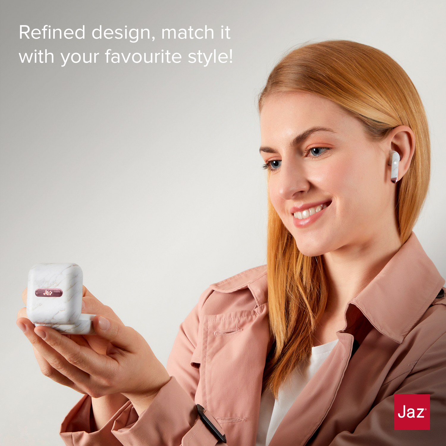 Una donna con auricolari tiene una custodia per auricolari in marmo.