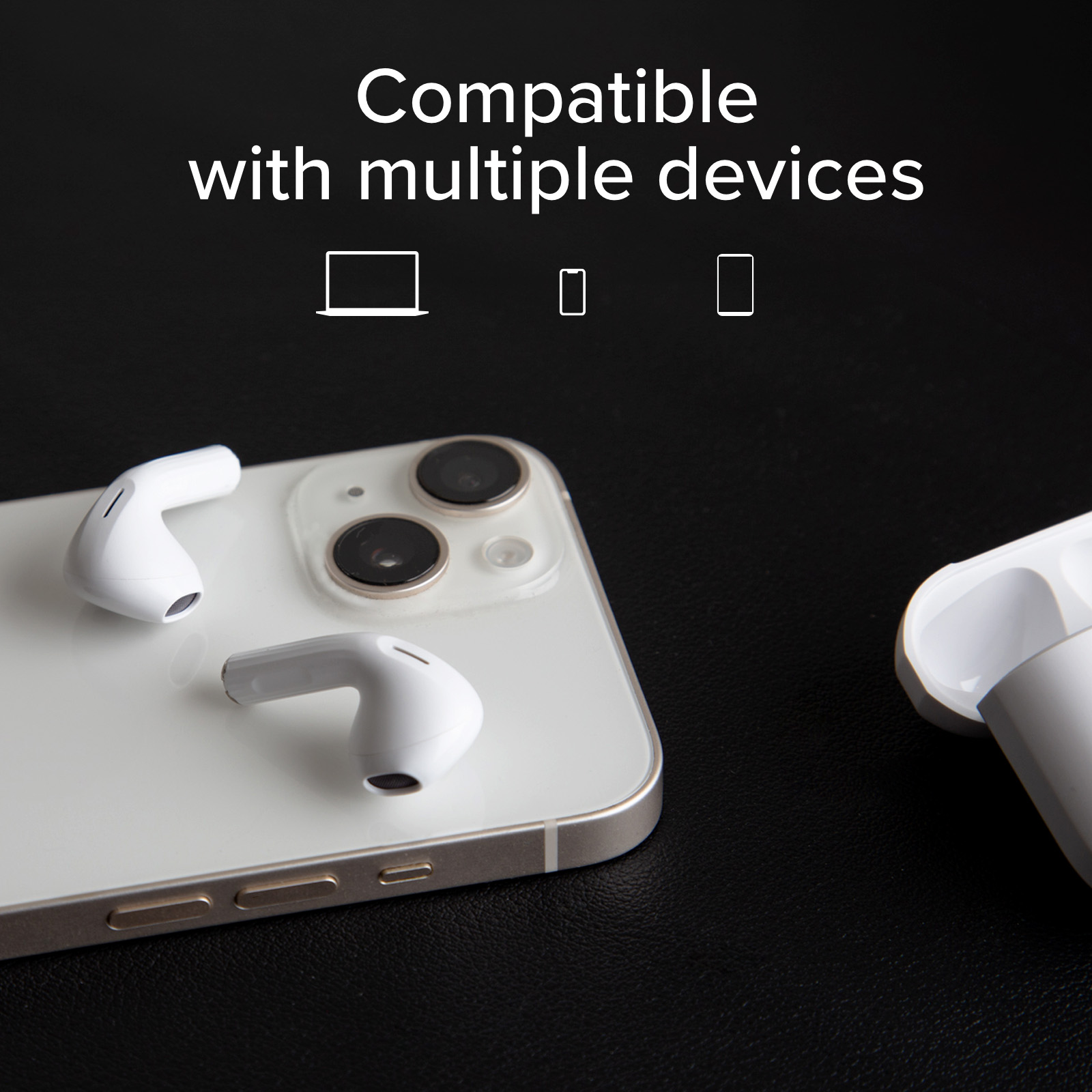 Auricolari bianchi su uno smartphone bianco. Testo: Compatibile con più dispositivi.