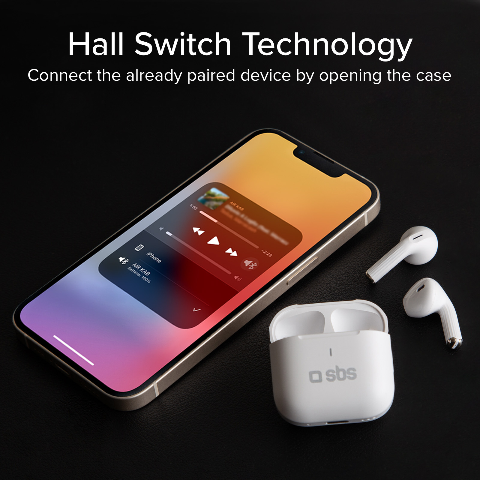 Un iPhone con AirPods e custodia di ricarica su sfondo nero.